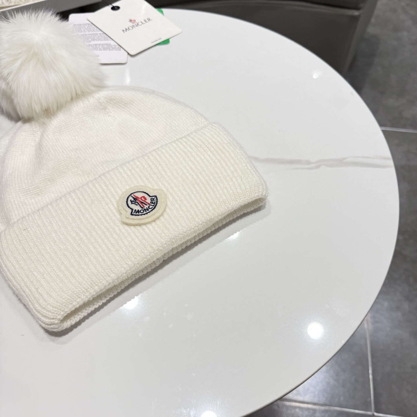 蒙口。经典蒙口布标毛线帽！小姐姐的冬日最爱～随便搭配什么衣服都好看！又减龄又显可爱的一款～颜色很多，随心百搭～毛球配的是