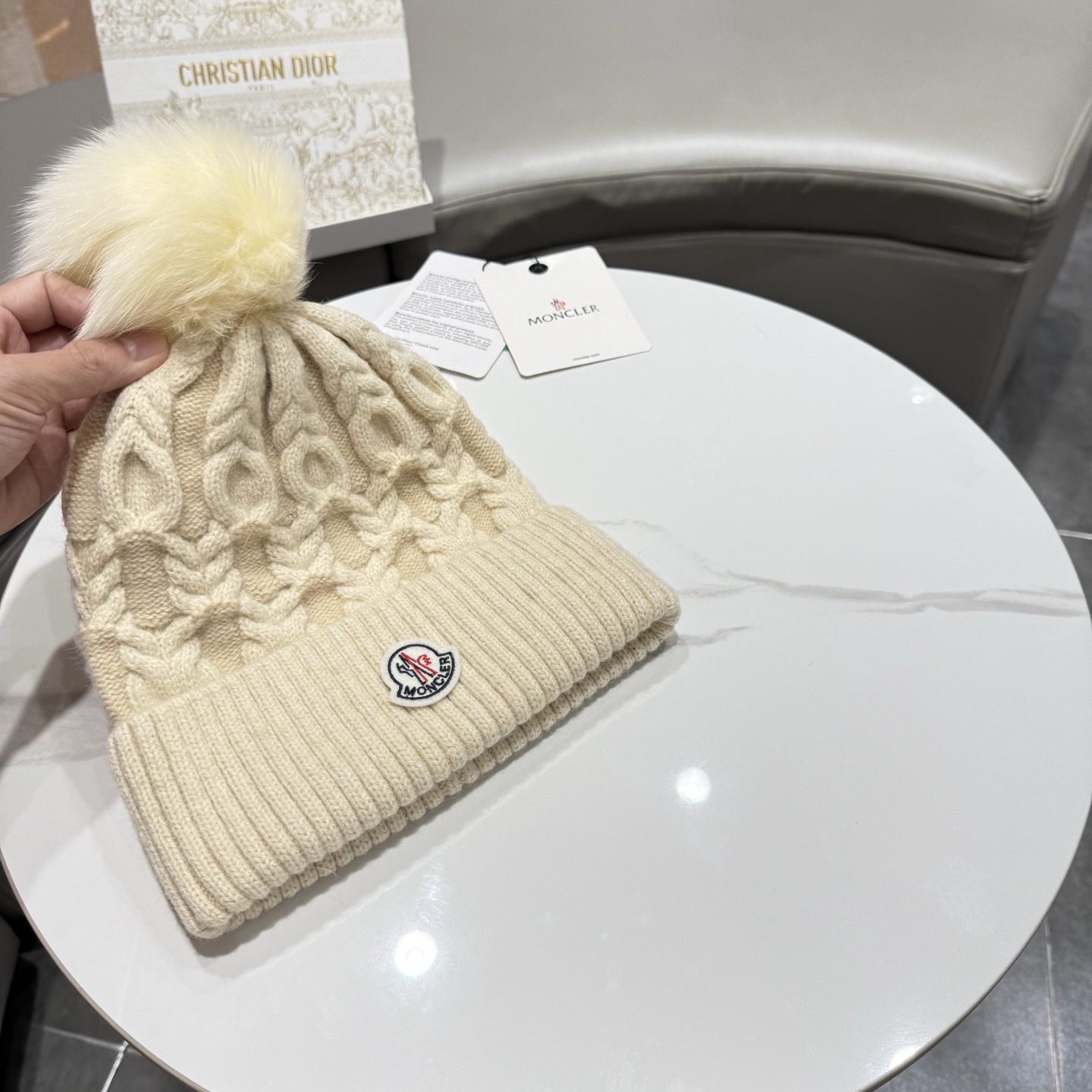 【Moncler蒙口】2026秋冬新款女款配狐狸毛球毛线帽# 非常有质感的一款～复古风