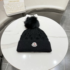 【Moncler蒙口】2026秋冬新款女款配狐狸毛球毛线帽# 非常有质感的一款~复古风 【Moncler蒙口】2026秋冬新款女款配狐狸毛球毛线帽# 非常有质感的一款~复古风