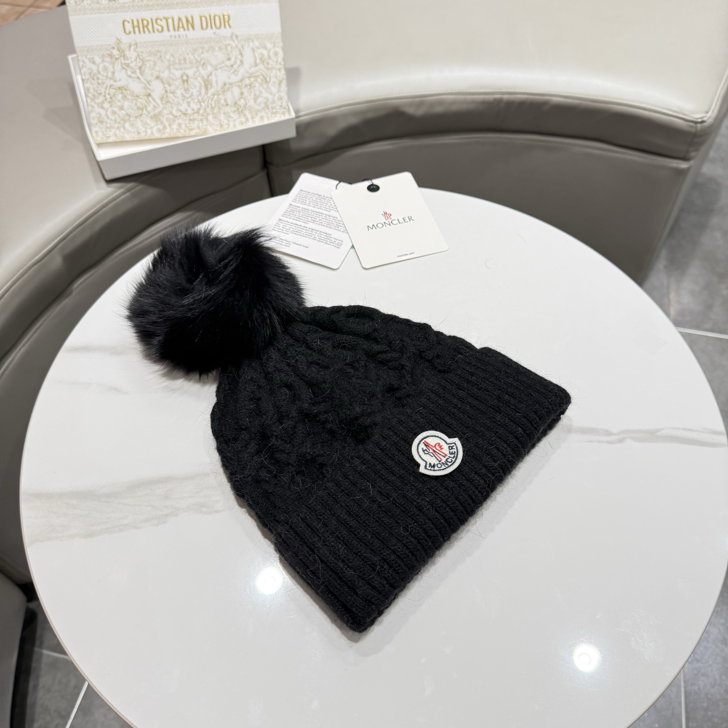 【Moncler蒙口】2026秋冬新款女款配狐狸毛球毛线帽# 非常有质感的一款～复古风