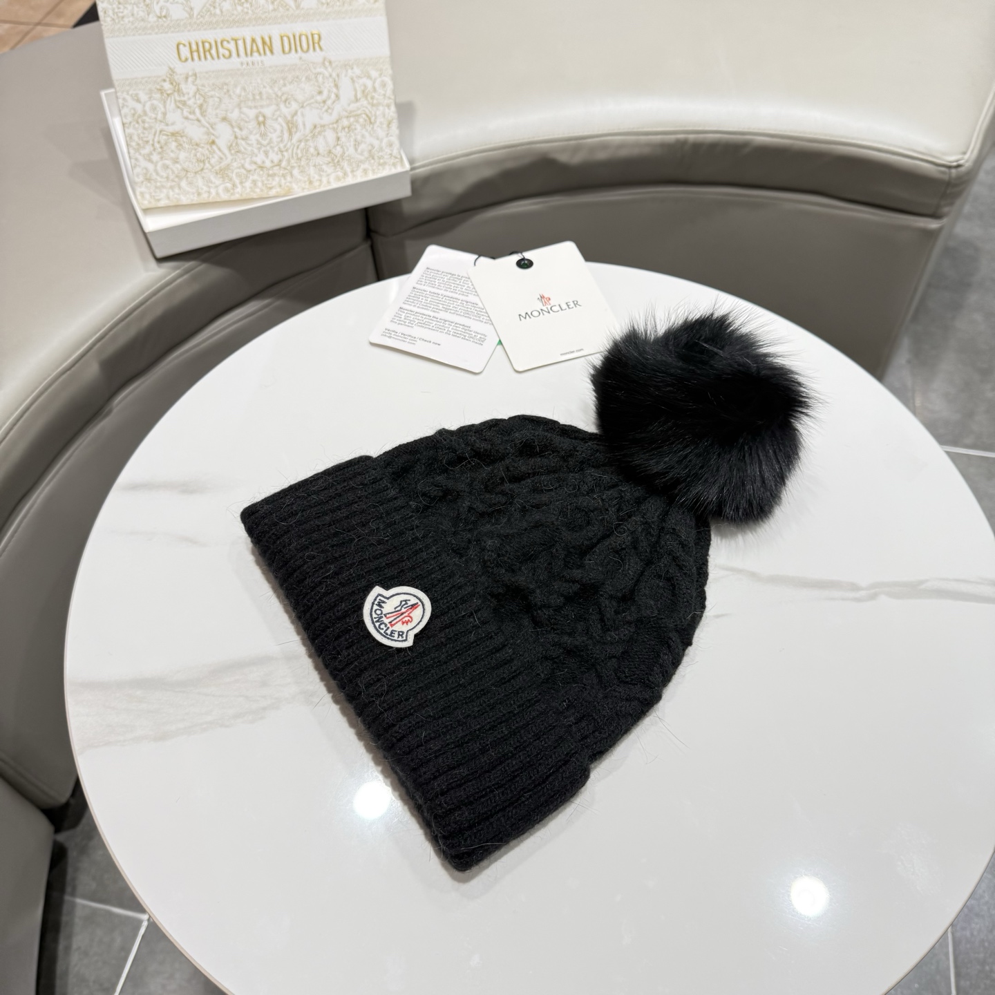 【Moncler蒙口】2026秋冬新款女款配狐狸毛球毛线帽# 非常有质感的一款～复古风