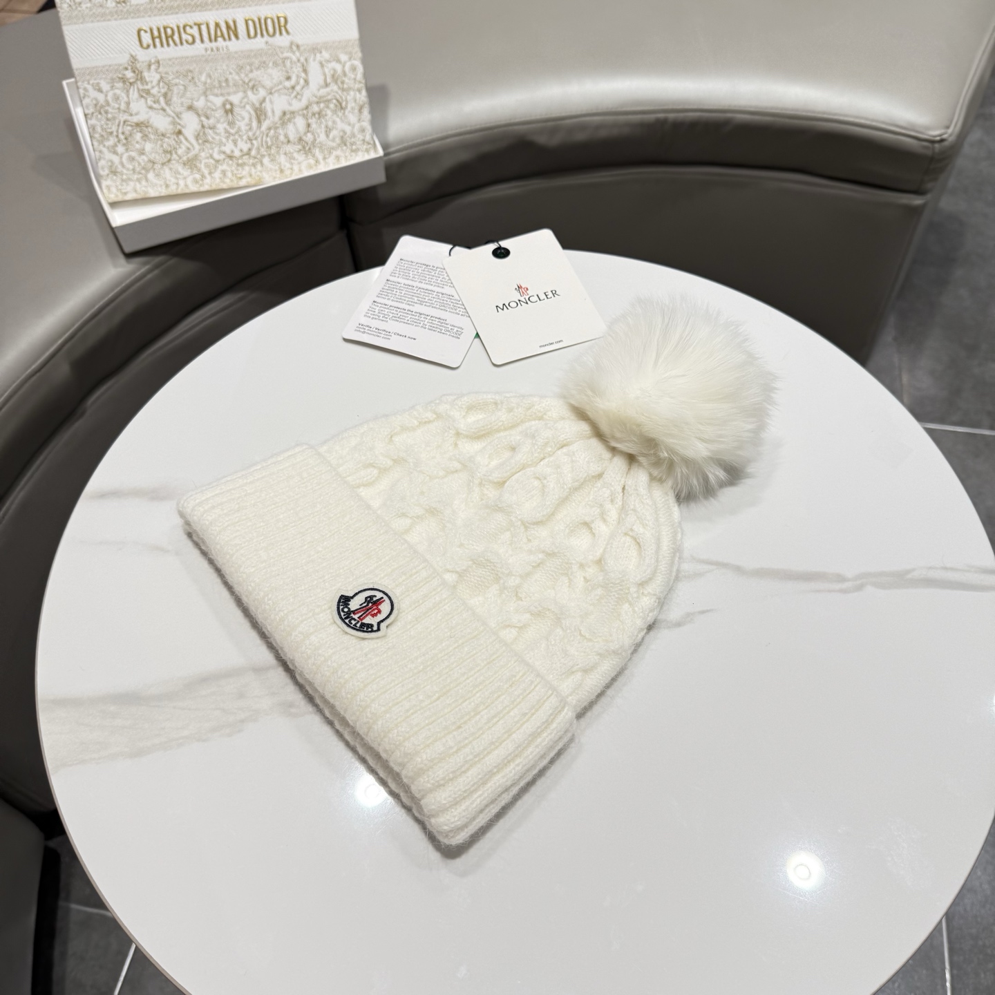 【Moncler蒙口】2026秋冬新款女款配狐狸毛球毛线帽# 非常有质感的一款～复古风