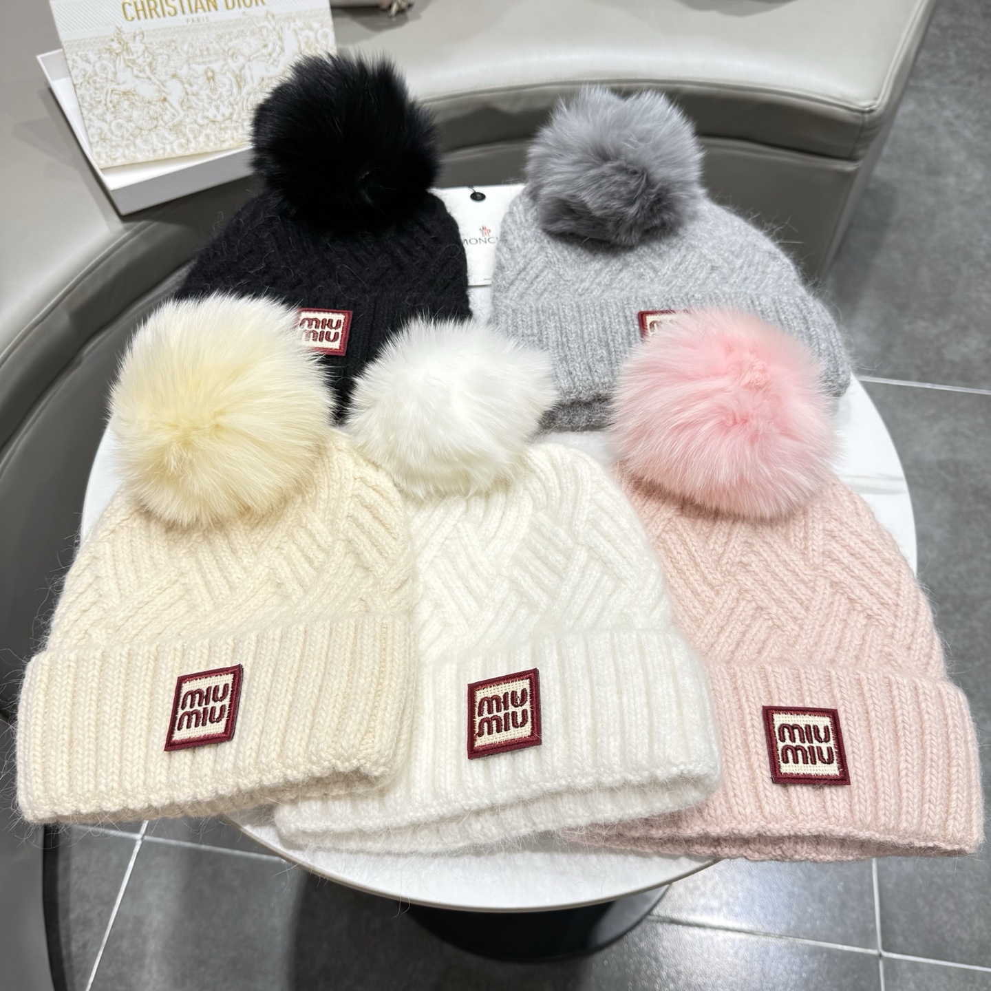 miumiu缪缪🐰秋冬毛线帽 这种高级简直质感从头开始了！巨推荐大家 这顶不管什么类型的衣服都好配 💖休闲和甜美都能牢牢