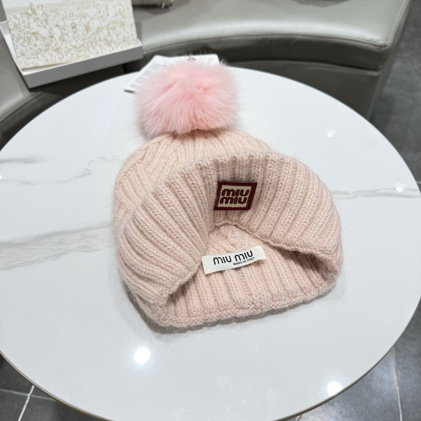 miumiu缪缪🐰秋冬毛线帽 这种高级简直质感从头开始了！巨推荐大家 这顶不管什么类型的衣服都好配 💖休闲和甜美都能牢牢