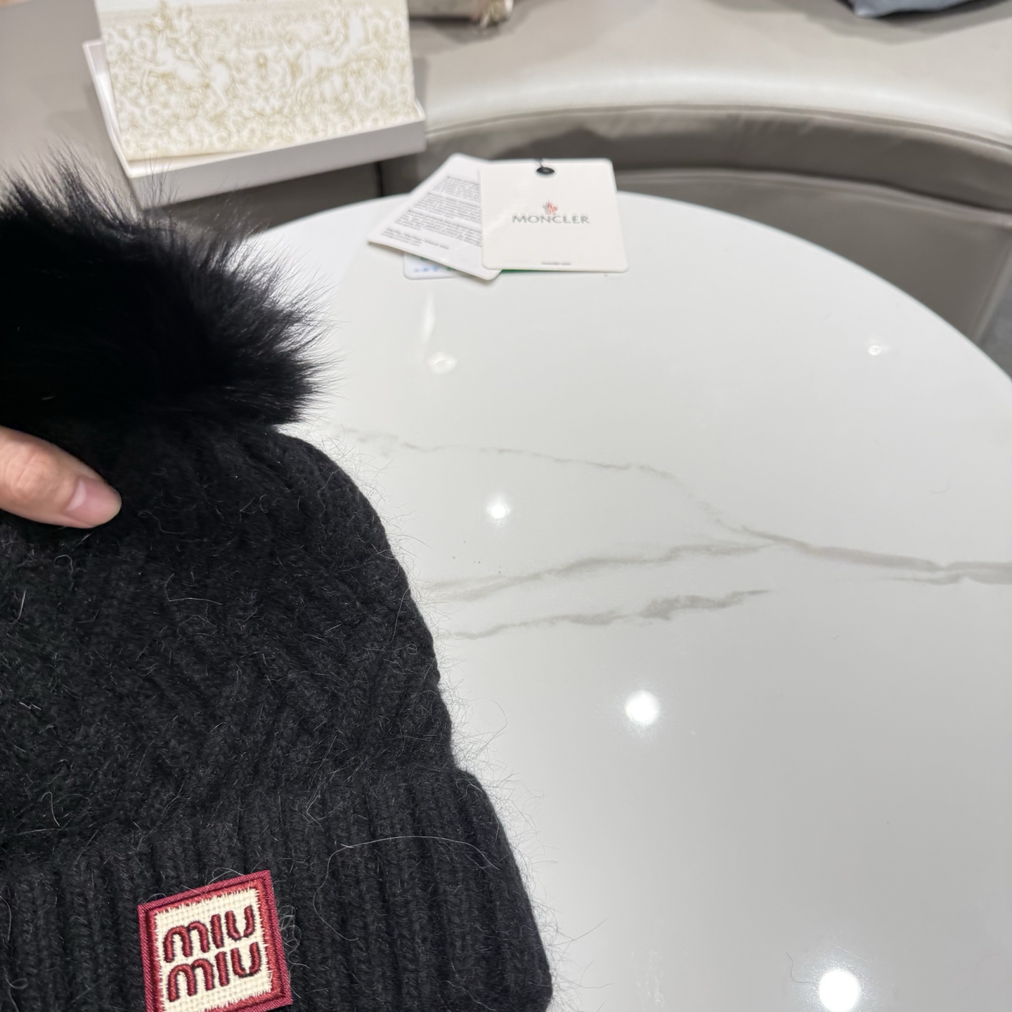 miumiu缪缪🐰秋冬毛线帽 这种高级简直质感从头开始了！巨推荐大家 这顶不管什么类型的衣服都好配 💖休闲和甜美都能牢牢