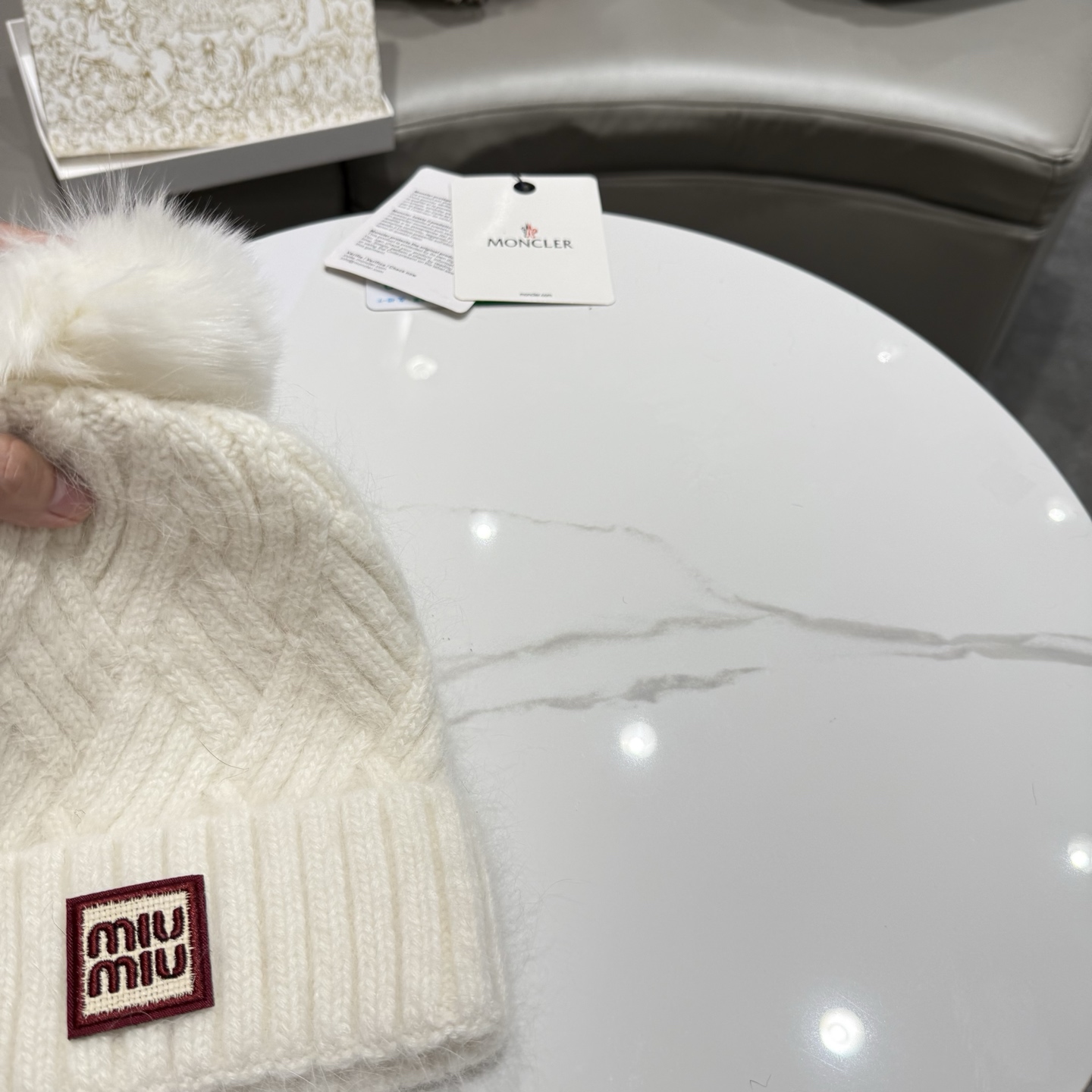 miumiu缪缪🐰秋冬毛线帽 这种高级简直质感从头开始了！巨推荐大家 这顶不管什么类型的衣服都好配 💖休闲和甜美都能牢牢