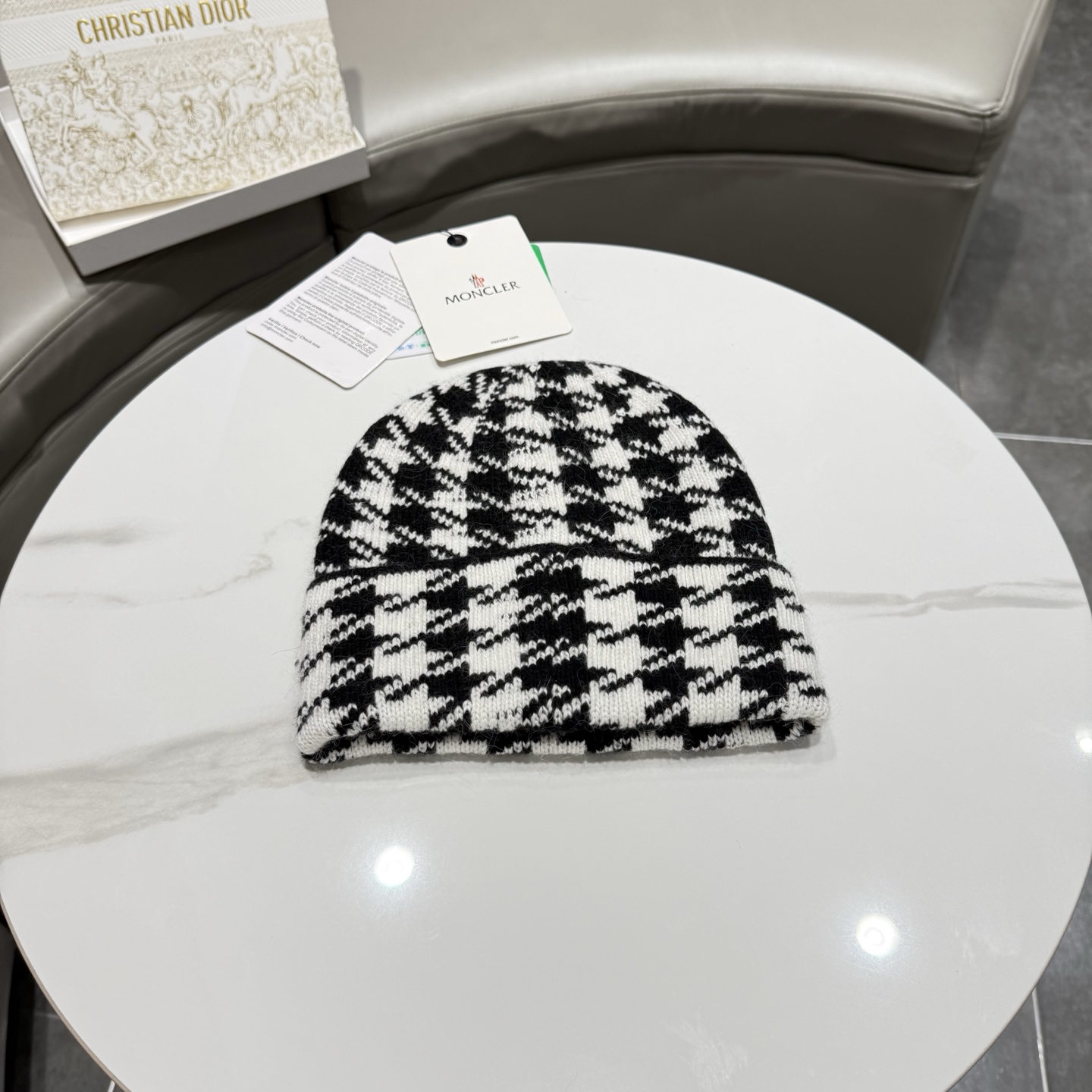 蒙口针织帽MONCLER毛线帽👍质量非常柔软舒服，保暖又时尚，简约大气，百搭款！