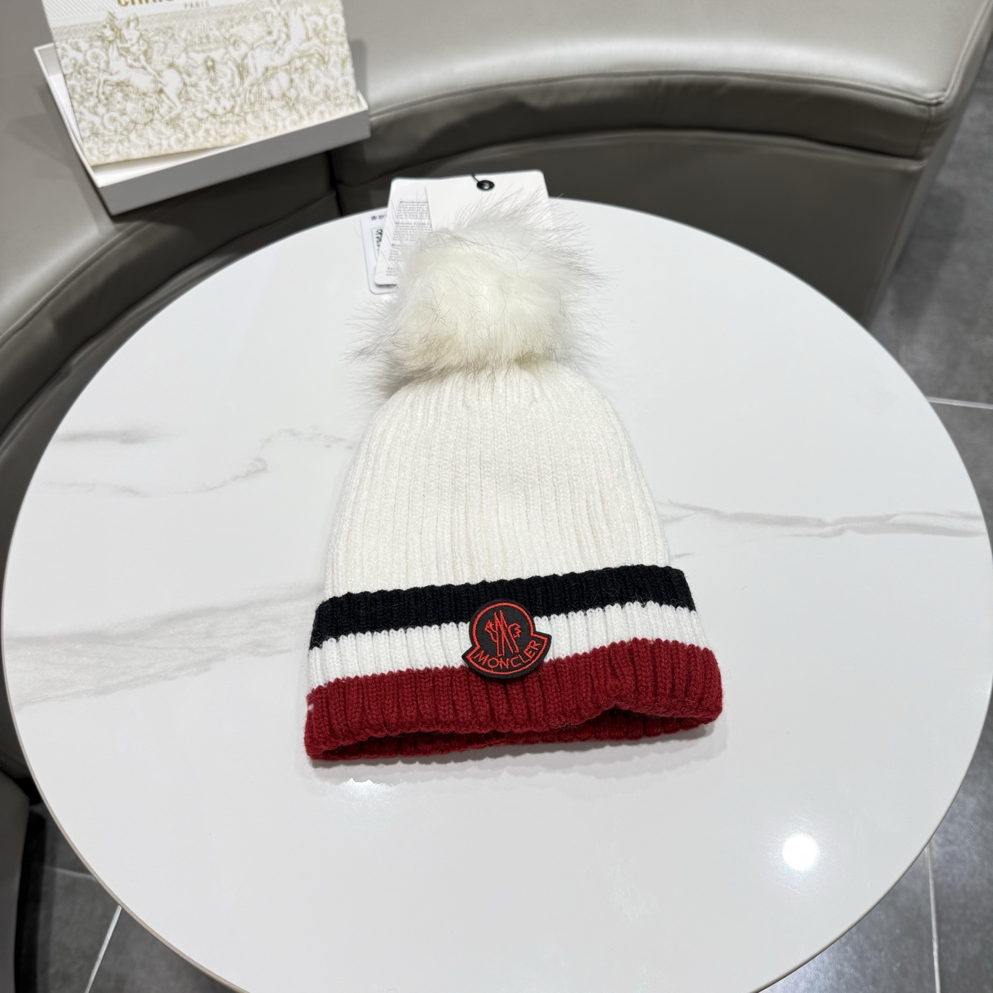 蒙口。经典蒙口布标毛线帽！小姐姐的冬日最爱～随便搭配什么衣服都好看！又减龄又显可爱的一款～颜色很多，随心百搭～毛球配的是