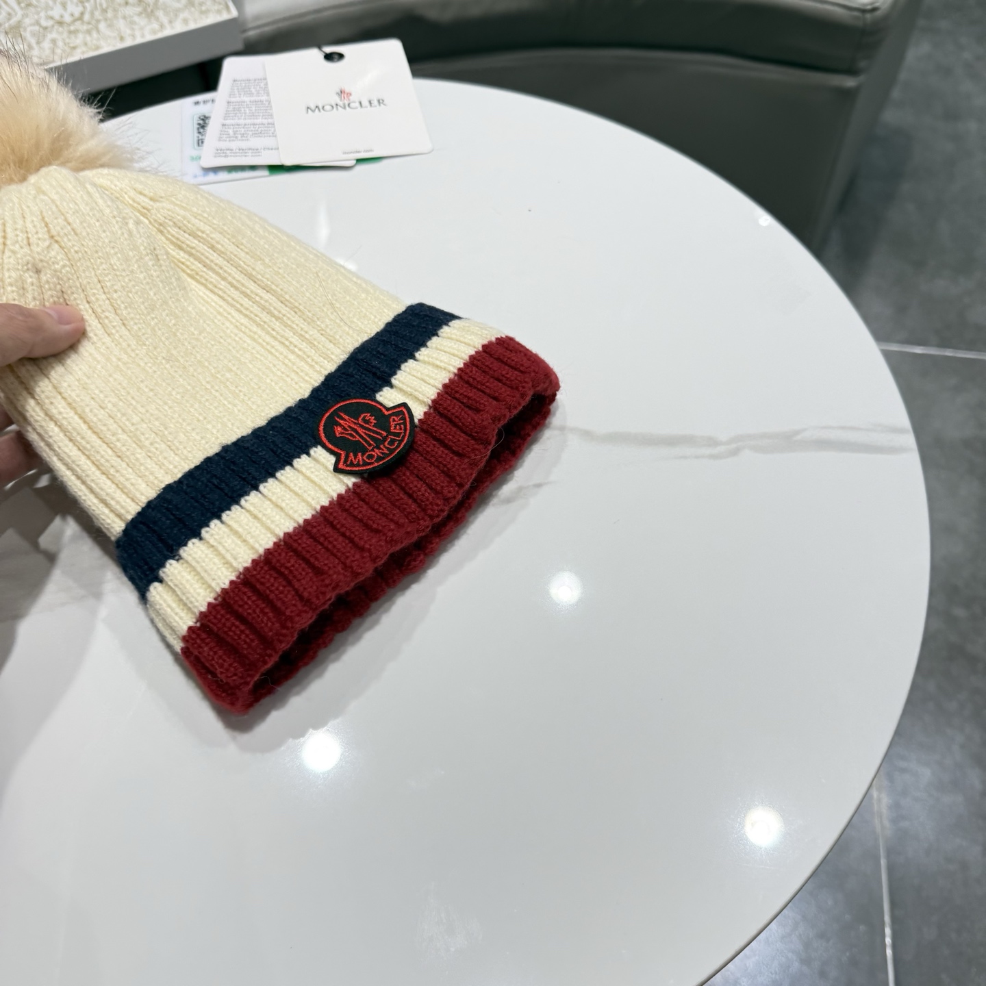 蒙口。经典蒙口布标毛线帽！小姐姐的冬日最爱～随便搭配什么衣服都好看！又减龄又显可爱的一款～颜色很多，随心百搭～毛球配的是