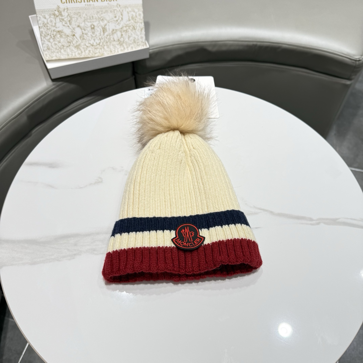蒙口。经典蒙口布标毛线帽！小姐姐的冬日最爱～随便搭配什么衣服都好看！又减龄又显可爱的一款～颜色很多，随心百搭～毛球配的是
