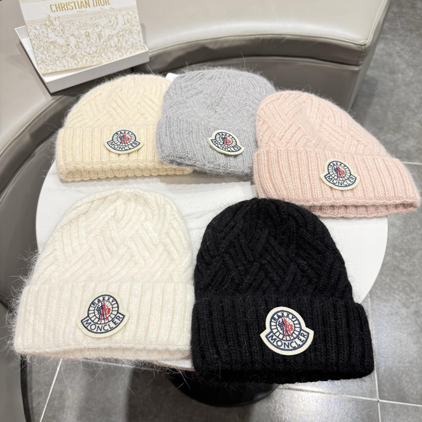 高版本蒙口Moncler盟可睐💥官网经典针织帽，原单复刻.非常柔软亲肤，弹性很好💓有质感又非常百搭的款式~保暖的  羊毛