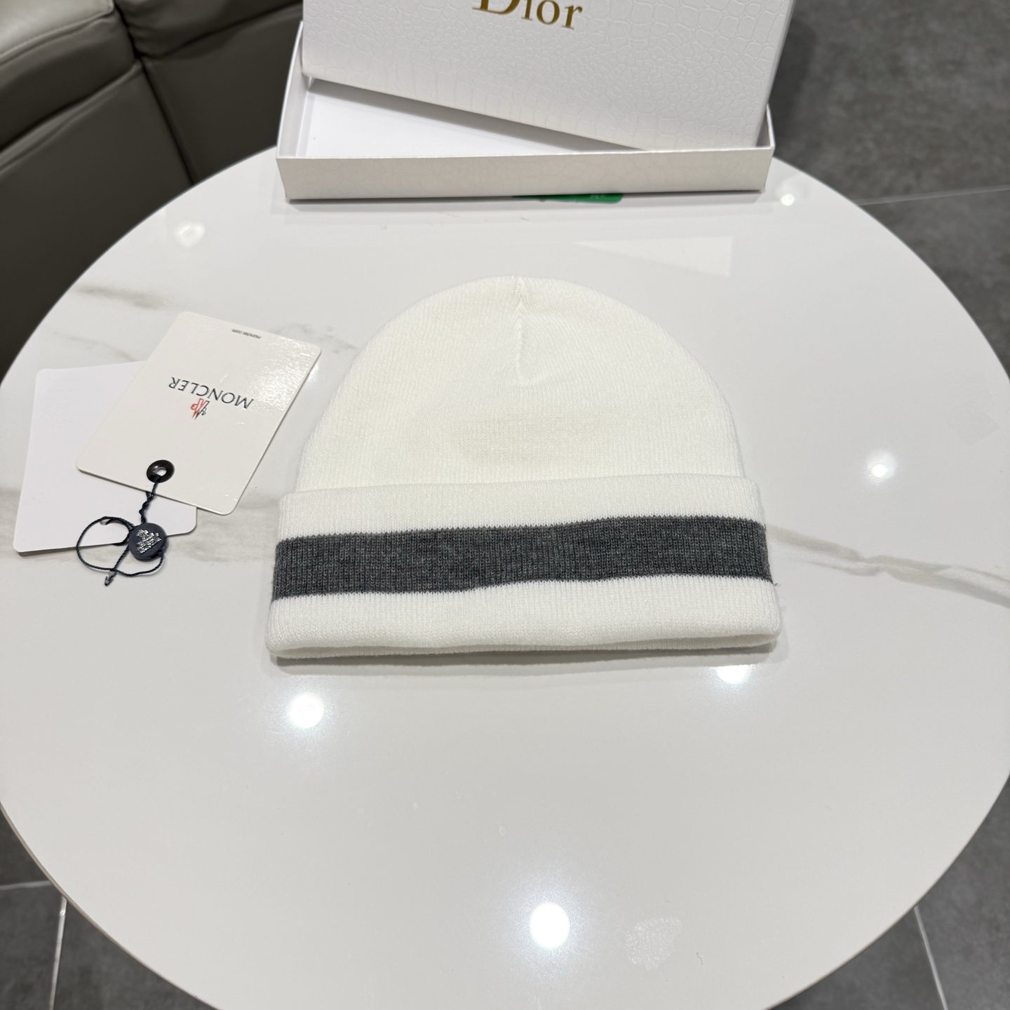 MONCLER蒙口 品质高端大气毛线帽，超火爆💖质感很赞，出街超好搭配！时尚潮流！出门必备单品，男女同款快快入手哦！