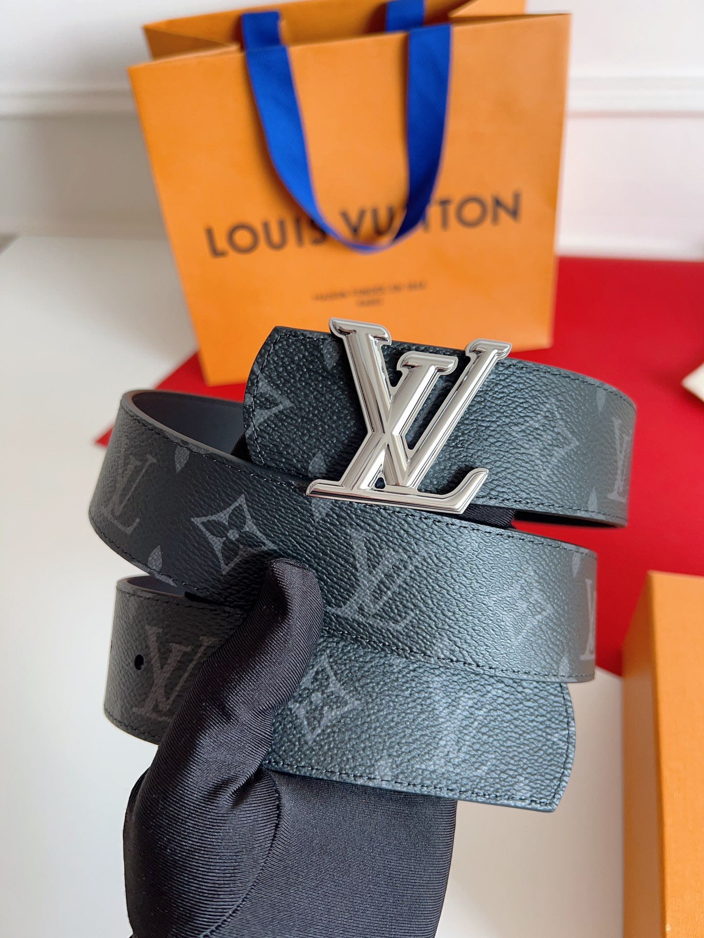 ✨ L家 路易* | 当季新款 传世经典 ✨
🧵 L* Stitch 40mm 商务休闲腰带
▫ 双面设