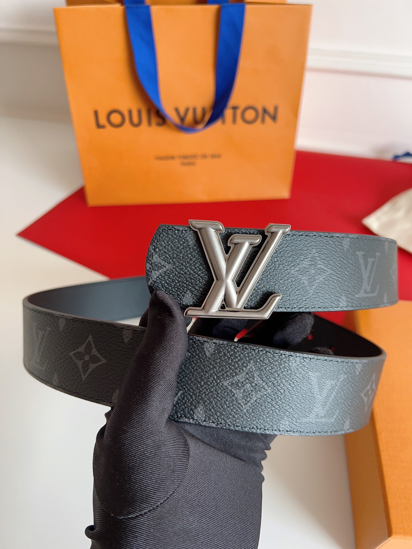 ✨ L家 路易* | 当季新款 传世经典 ✨
🧵 L* Stitch 40mm 商务休闲腰带
▫ 双面设