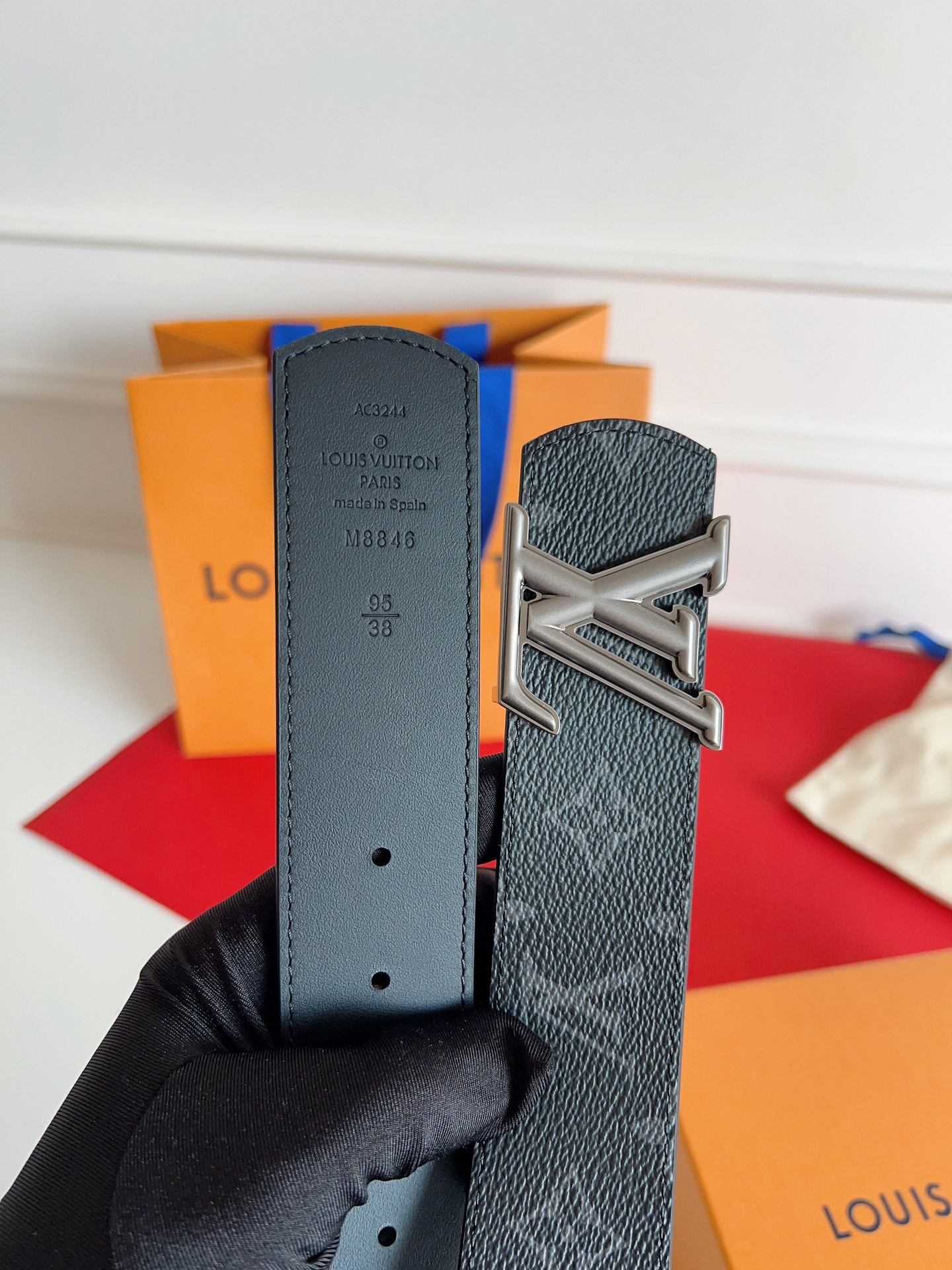 ✨ L家 路易* | 当季新款 传世经典 ✨
🧵 L* Stitch 40mm 商务休闲腰带
▫ 双面设