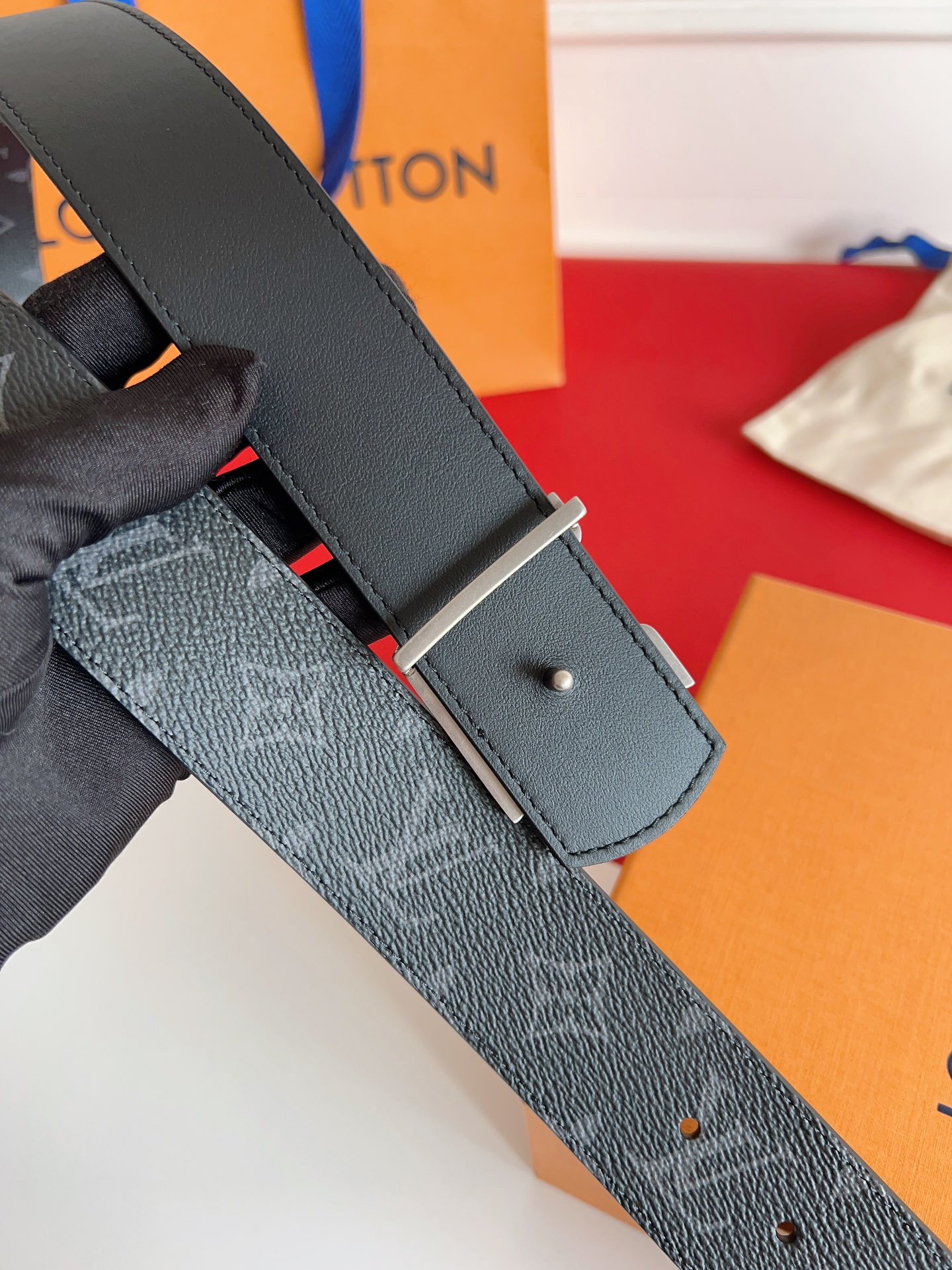 ✨ L家 路易* | 当季新款 传世经典 ✨
🧵 L* Stitch 40mm 商务休闲腰带
▫ 双面设