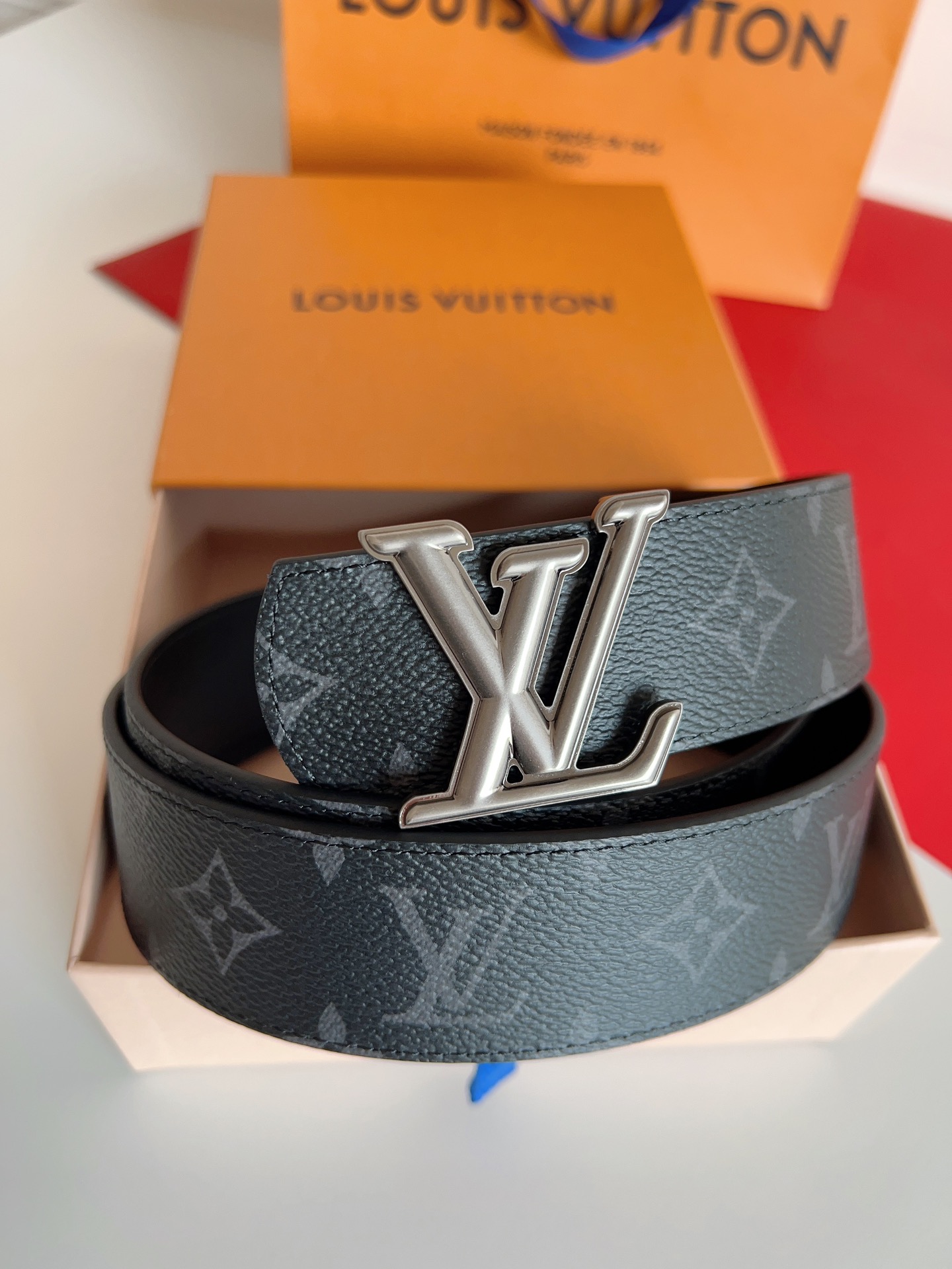 ✨ L家 路易* | 当季新款 传世经典 ✨
🧵 L* Stitch 40mm 商务休闲腰带
▫ 双面设
