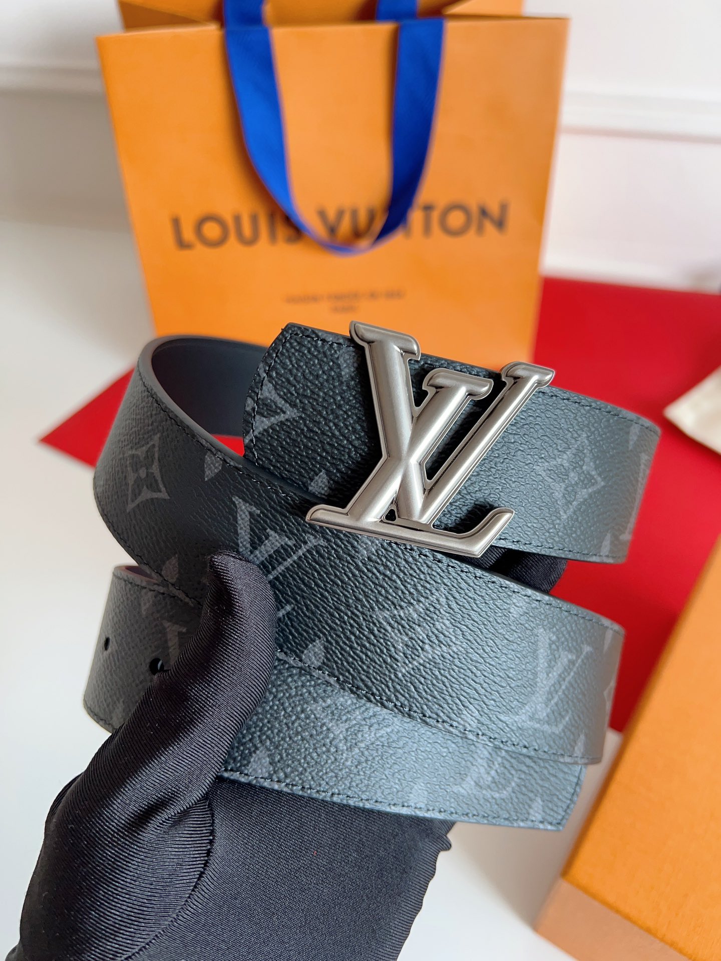 ✨ L家 路易* | 当季新款 传世经典 ✨
🧵 L* Stitch 40mm 商务休闲腰带
▫ 双面设