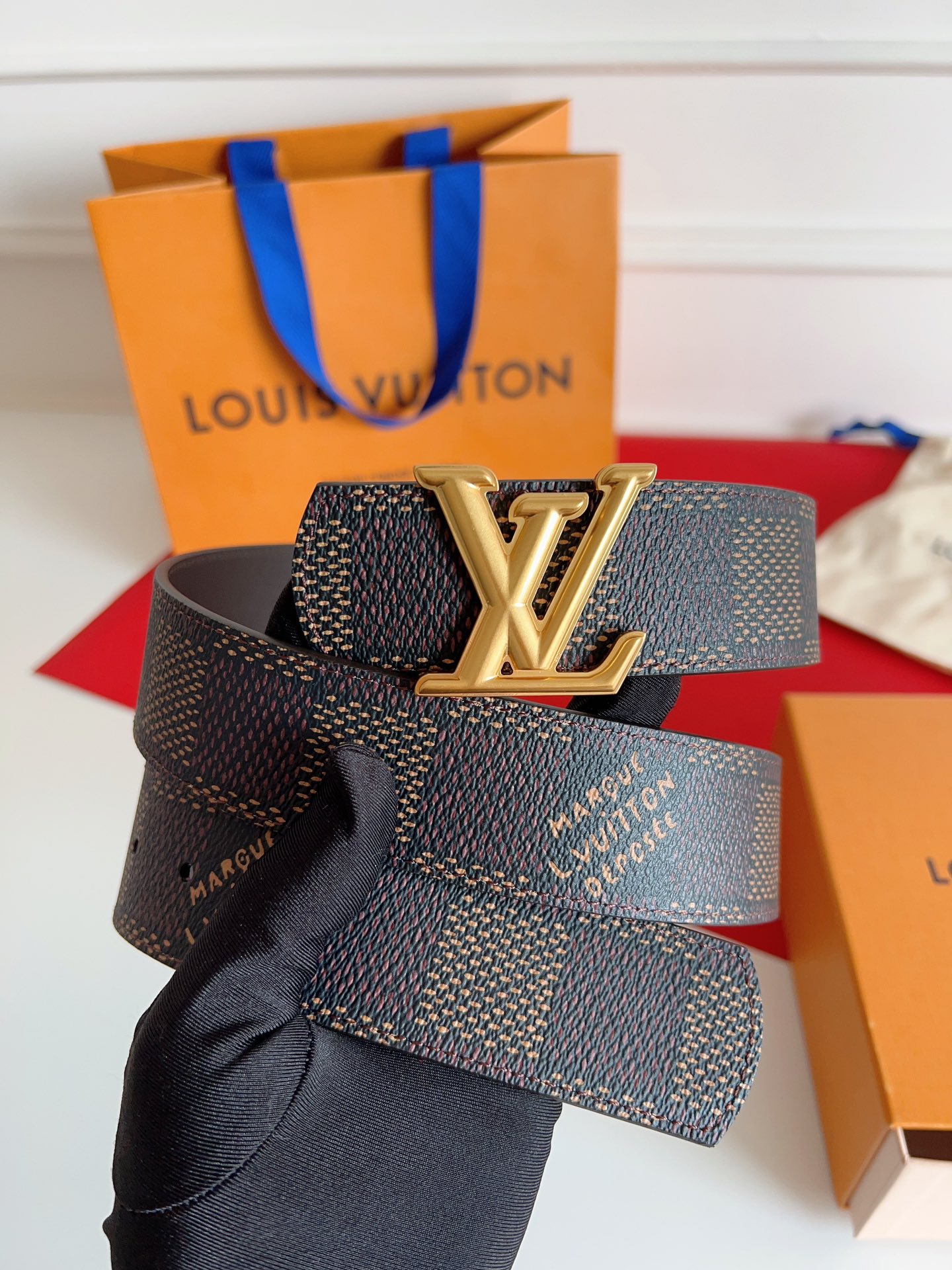 ✨ L家 路易* | 当季新款 传世经典 ✨
🧵 L* Stitch 40mm 商务休闲腰带
▫ 双面设
