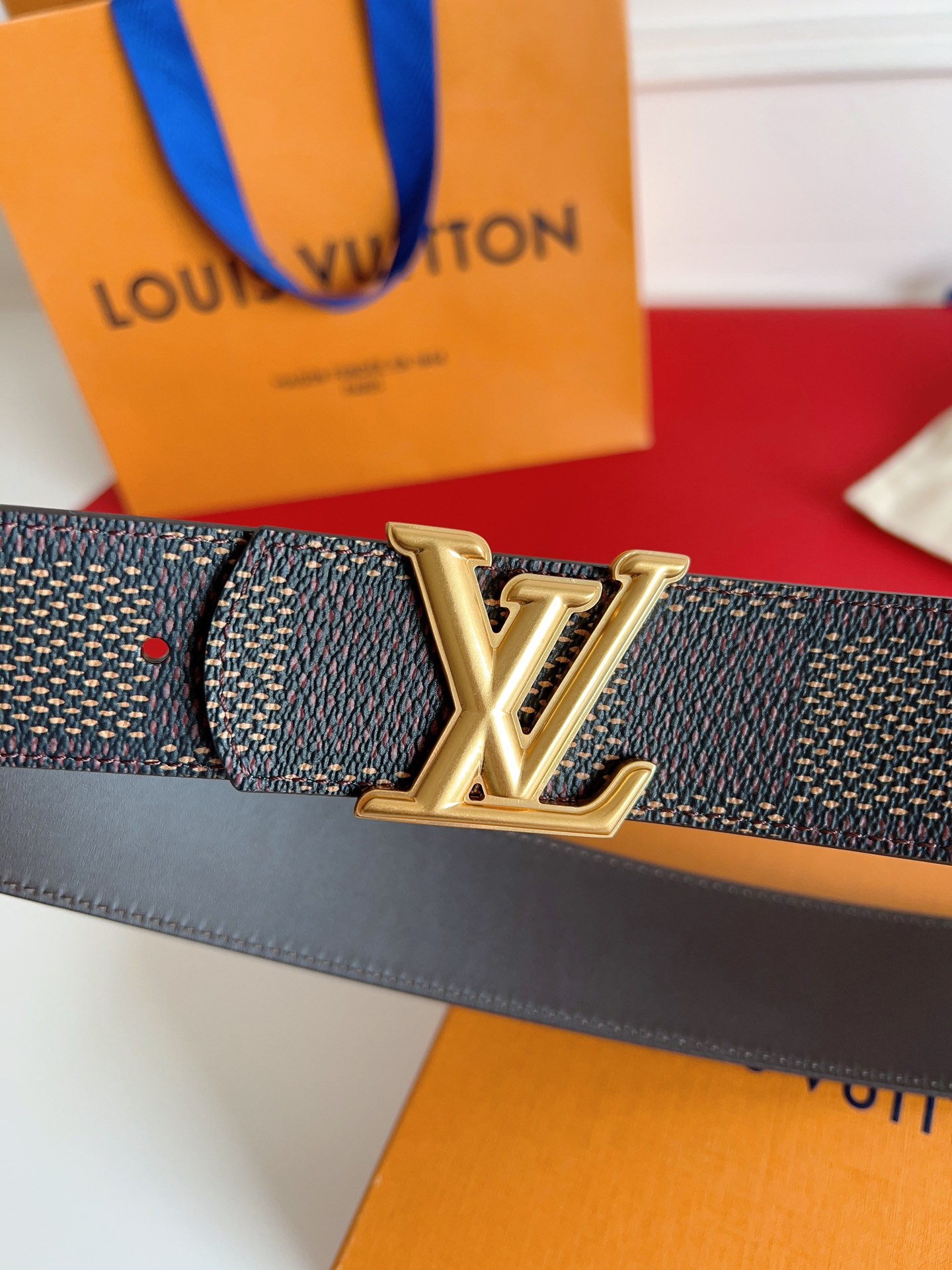 ✨ L家 路易* | 当季新款 传世经典 ✨
🧵 L* Stitch 40mm 商务休闲腰带
▫ 双面设