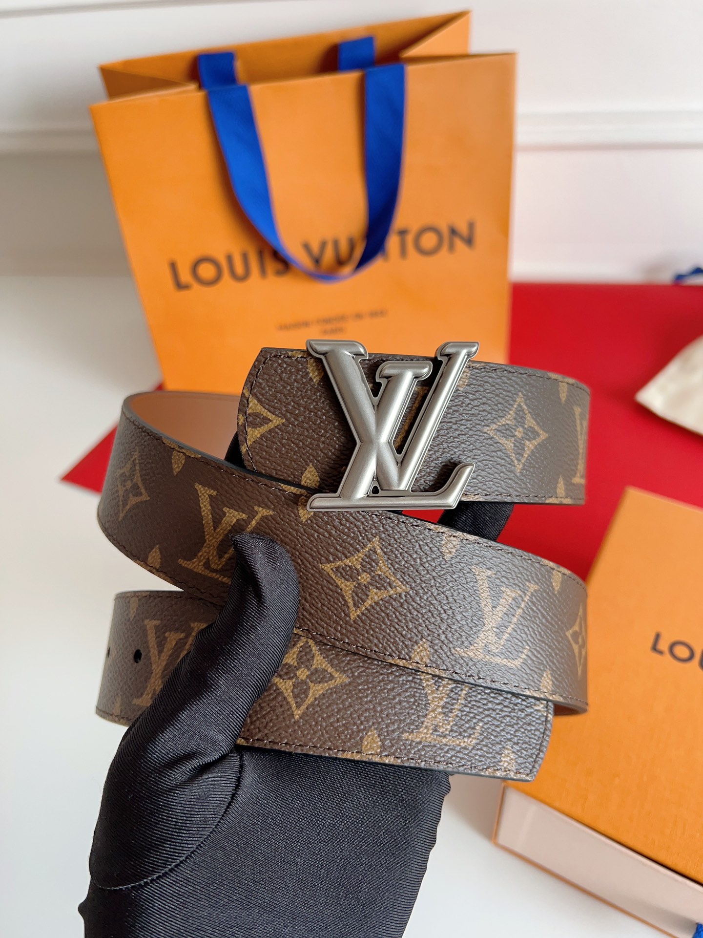 ✨ L家 路易* | 当季新款 传世经典 ✨
🧵 L* Stitch 40mm 商务休闲腰带
▫ 双面设