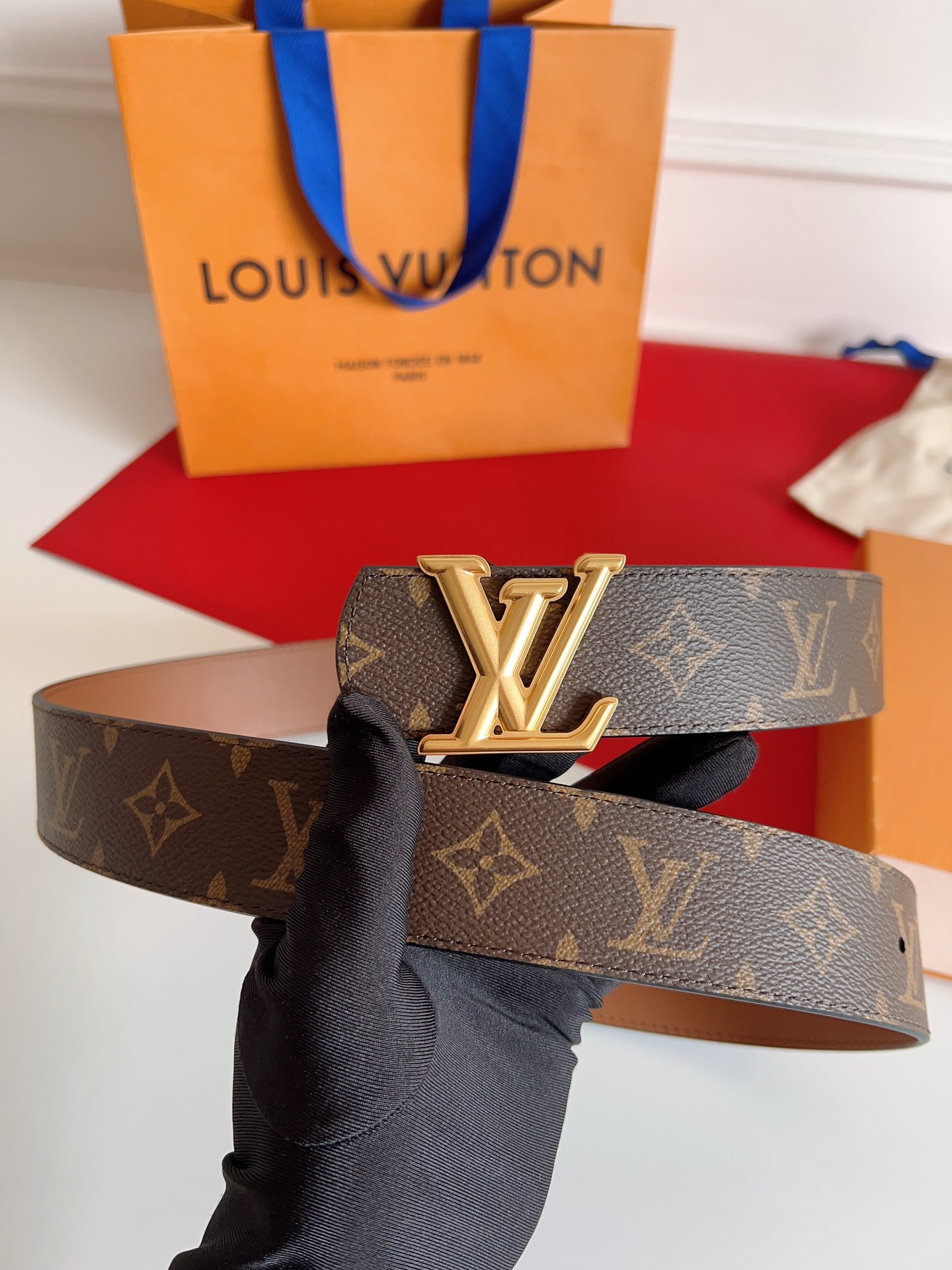 ✨ L家 路易* | 当季新款 传世经典 ✨
🧵 L* Stitch 40mm 商务休闲腰带
▫ 双面设