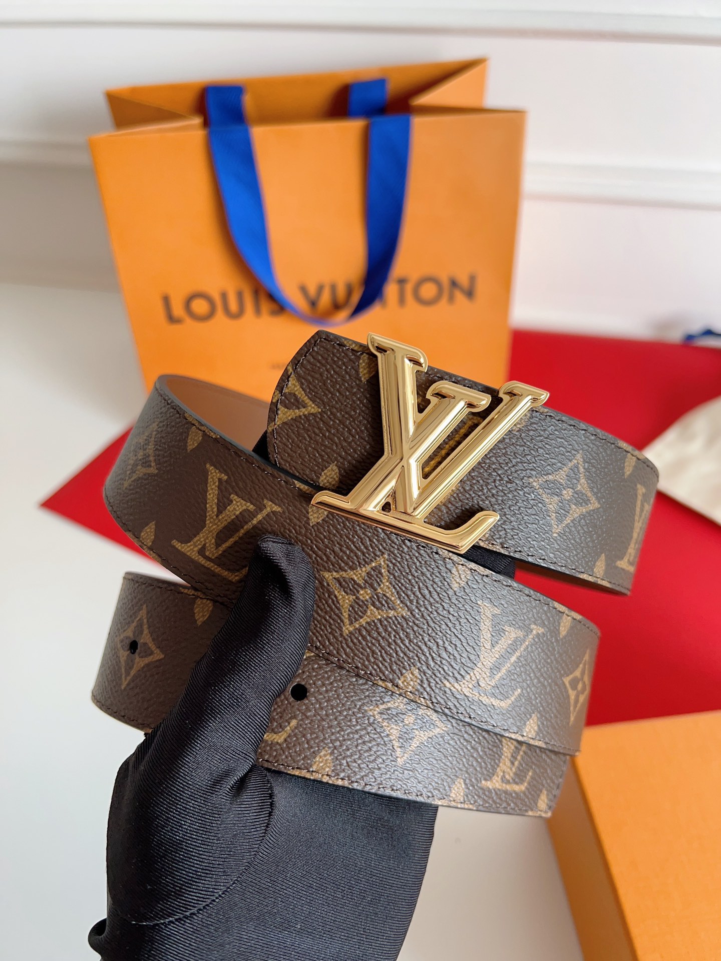 ✨ L家 路易* | 当季新款 传世经典 ✨
🧵 L* Stitch 40mm 商务休闲腰带
▫ 双面设