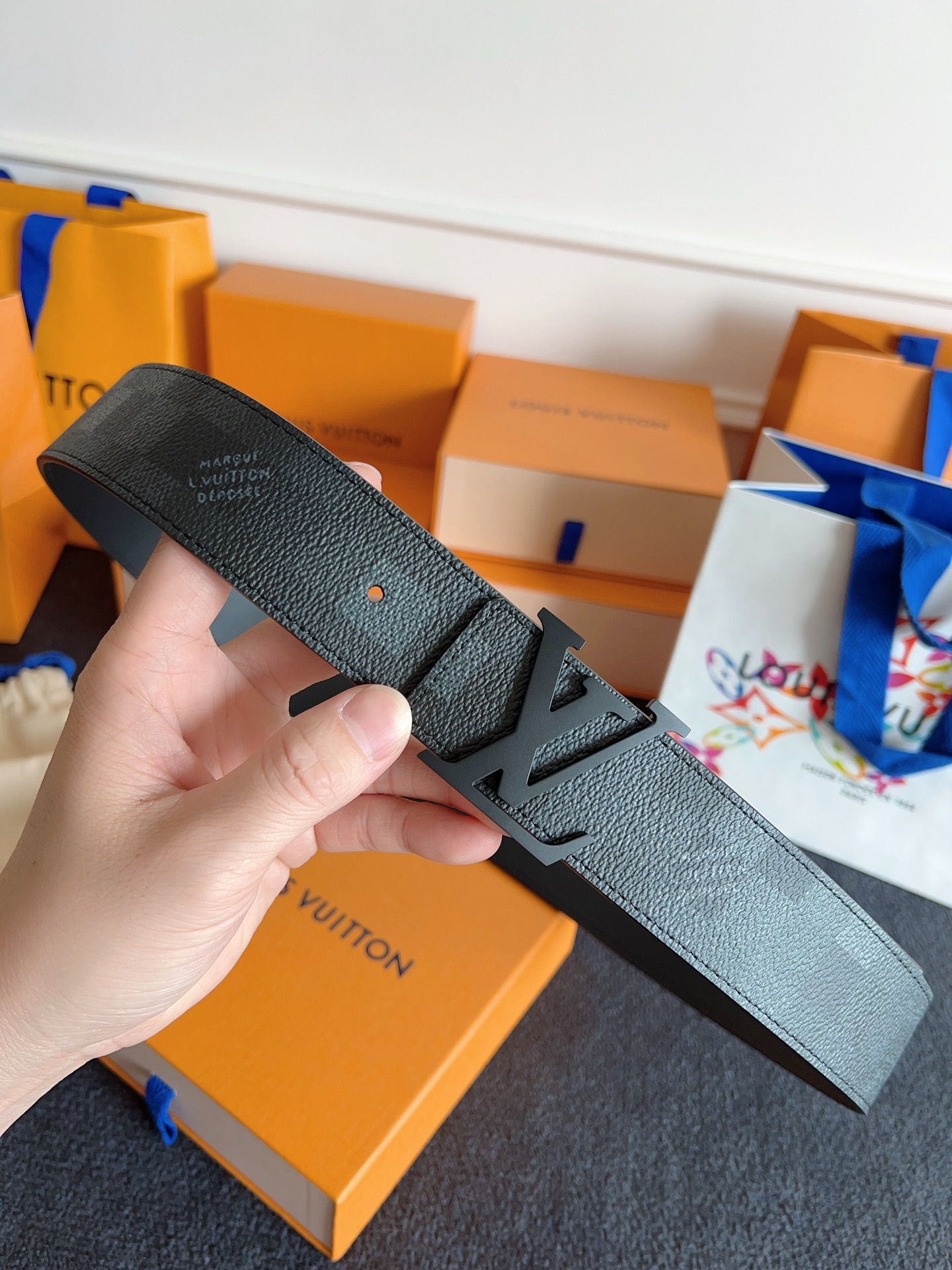 NO:336956,The LV Shadow belt has the classic style of Monogram Shadow leather and the restrained style of plain leather, which rejuvenates men's wardrobe with modern brushstrokes, belts, louis vuitton19860909LV Shadow 腰带拥有 Monogram Shadow 皮革的经典风尚和素面皮革的内敛格调,以摩登笔触焕新男士衣橱,皮带,louis vuitton,Belt