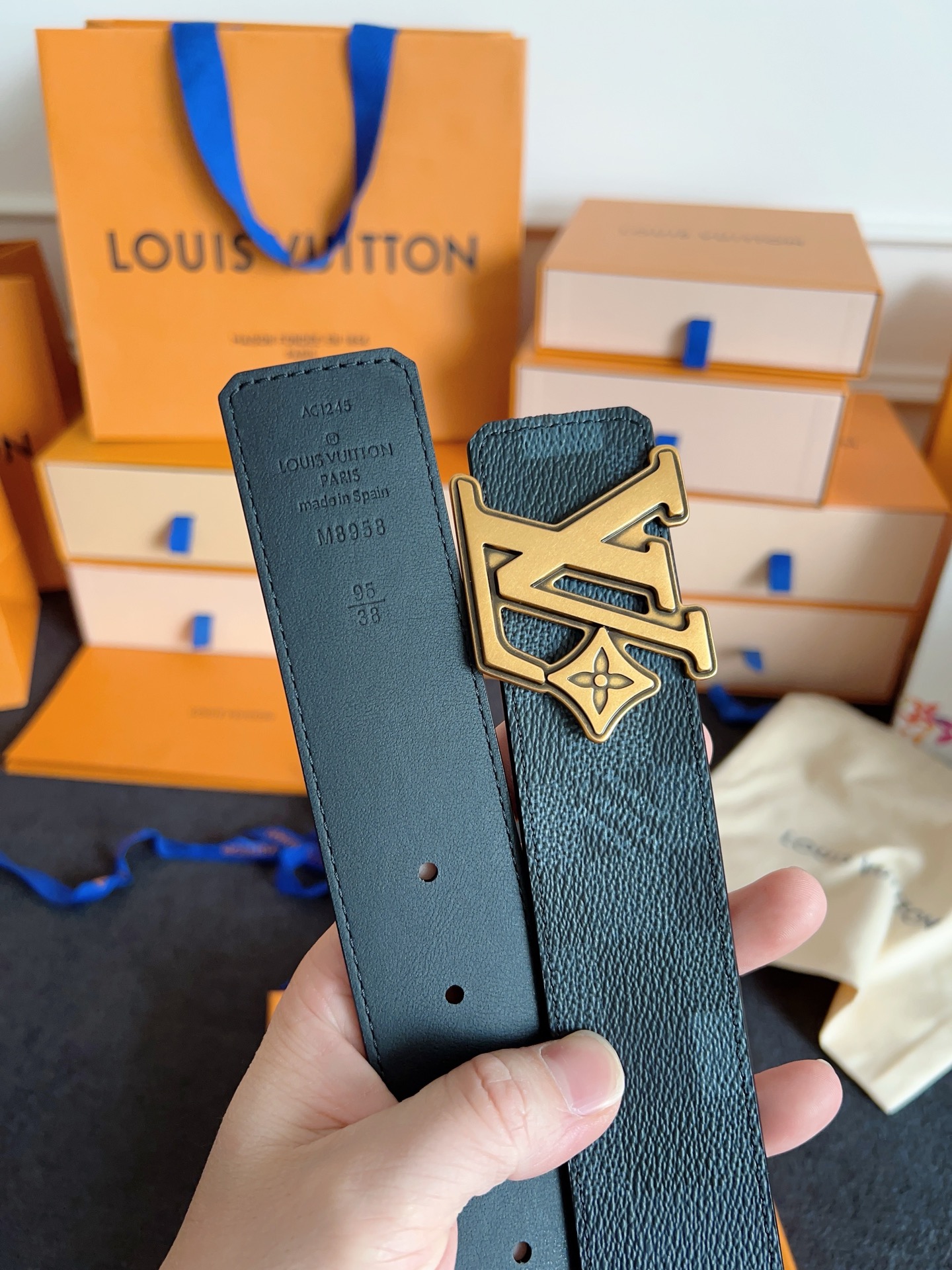 Louis Vuitton 代购级 Lv 驴牌新品 全新 工艺字母搭扣 双面可用 上身效果极佳 质感超好 M8958