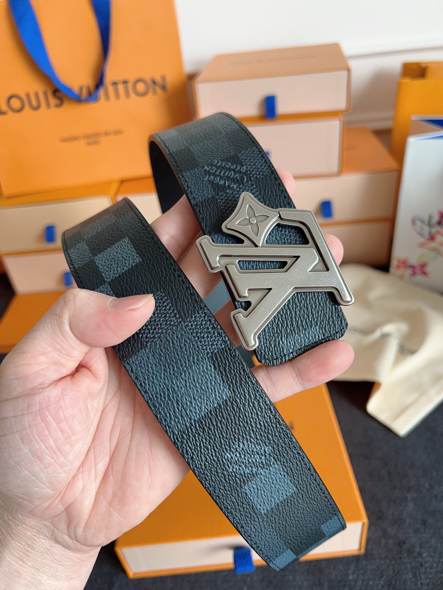 Louis Vuitton 代购级 Lv 驴牌新品 全新 工艺字母搭扣 双面可用 上身效果极佳 质感超好 M8958