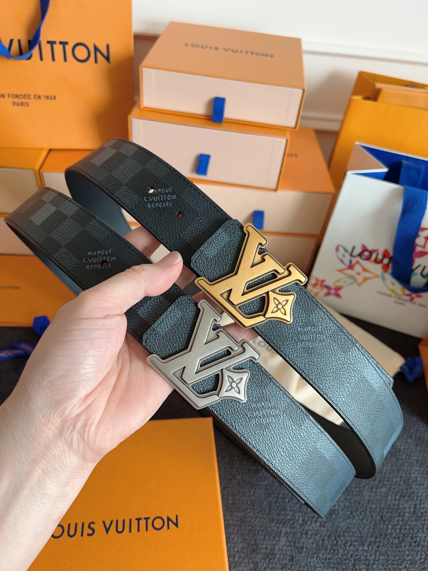 Louis Vuitton 代购级 Lv 驴牌新品 全新 工艺字母搭扣 双面可用 上身效果极佳 质感超好 M8958