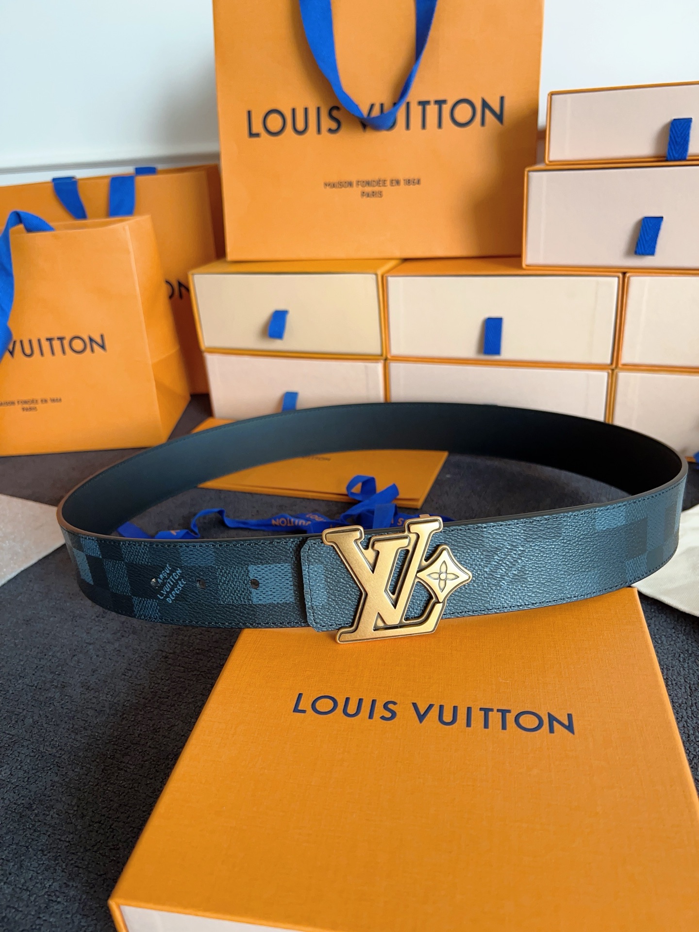 Louis Vuitton 代购级 Lv 驴牌新品 全新 工艺字母搭扣 双面可用 上身效果极佳 质感超好 M8958