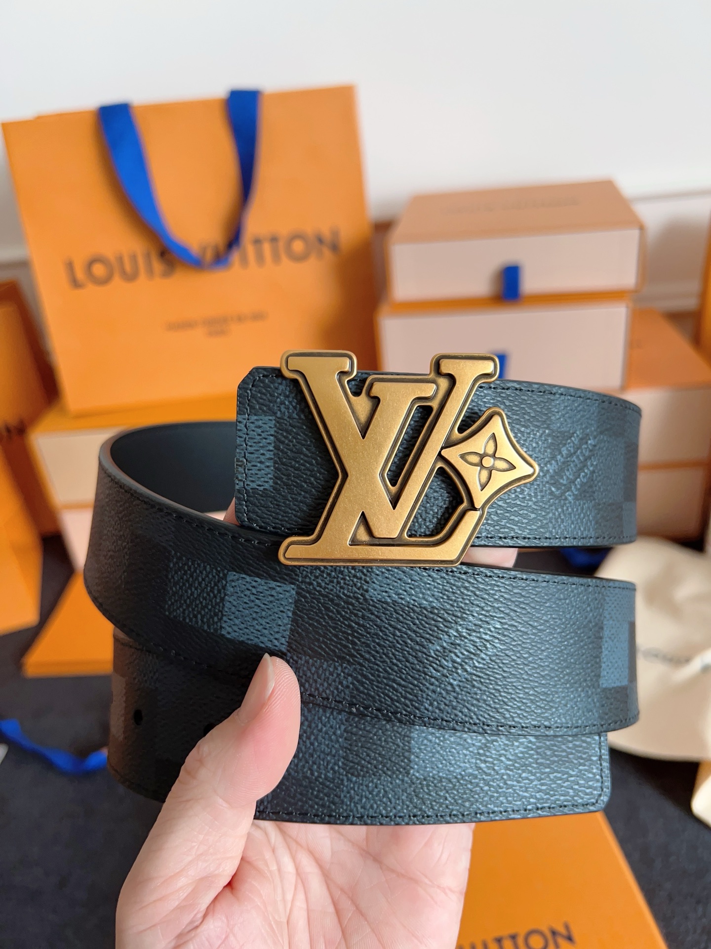 Louis Vuitton 代购级 Lv 驴牌新品 全新 工艺字母搭扣 双面可用 上身效果极佳 质感超好 M8958