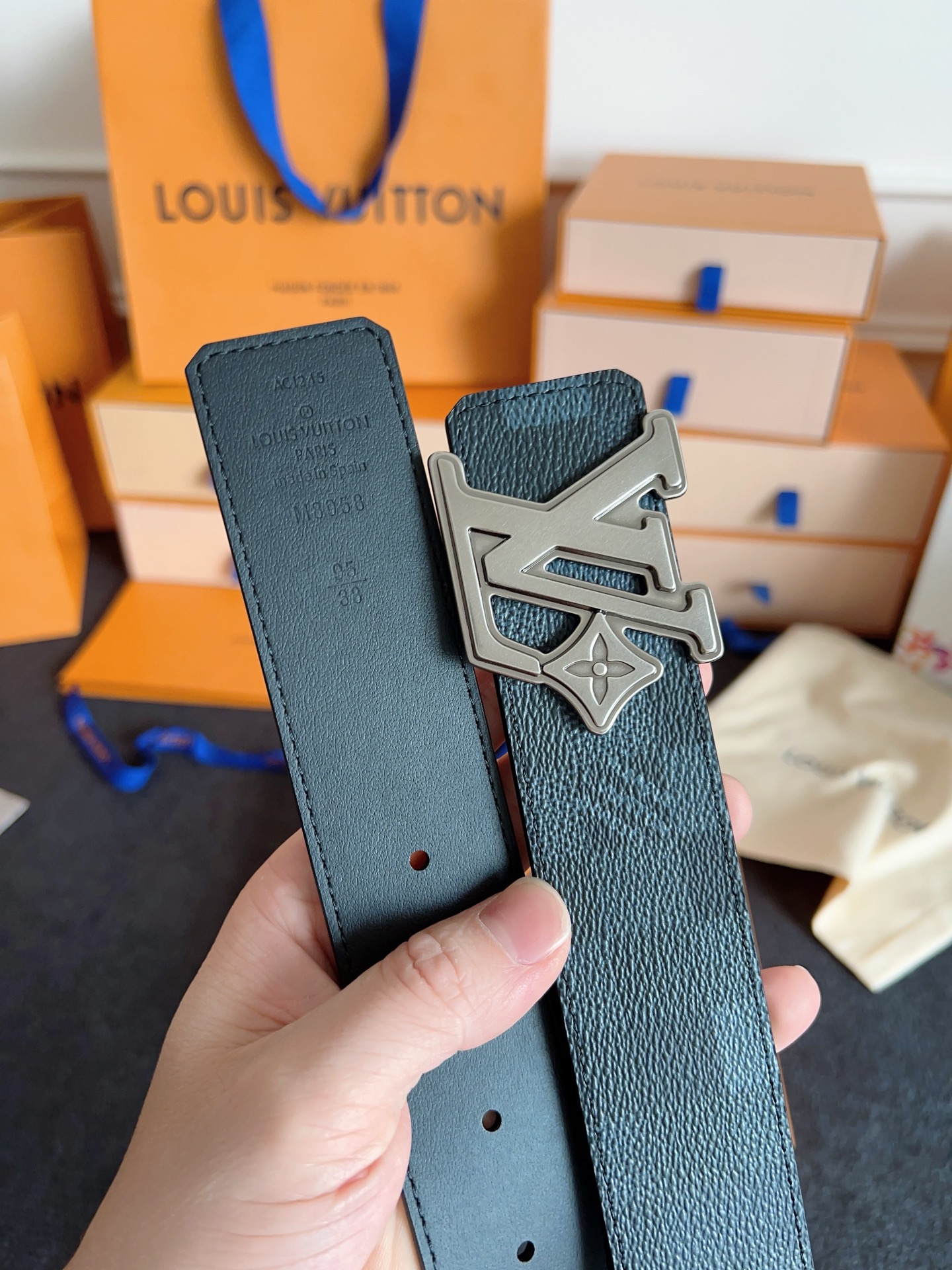 Louis Vuitton 代购级 Lv 驴牌新品 全新 工艺字母搭扣 双面可用 上身效果极佳 质感超好 M8958