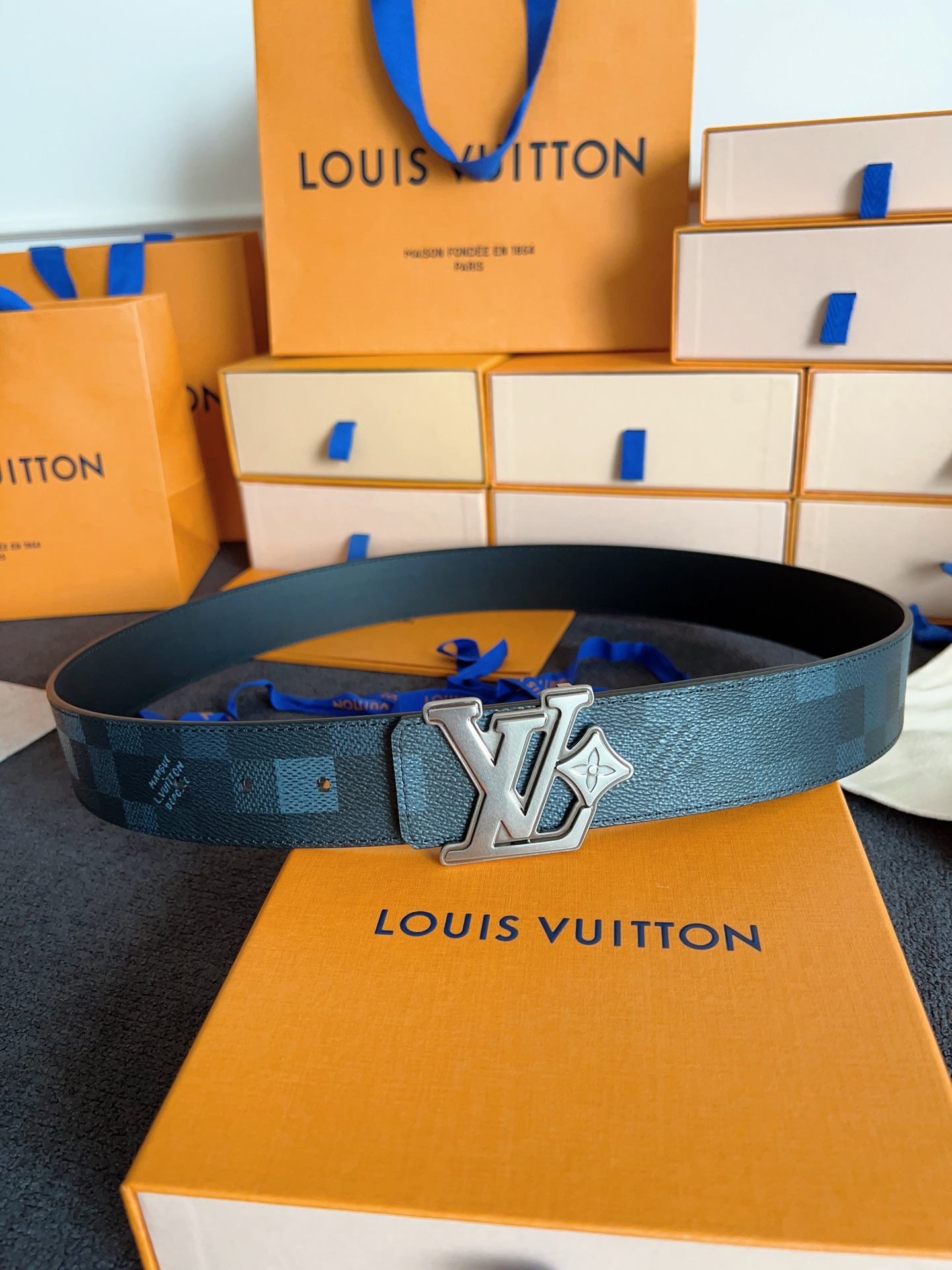 Louis Vuitton 代购级 Lv 驴牌新品 全新 工艺字母搭扣 双面可用 上身效果极佳 质感超好 M8958