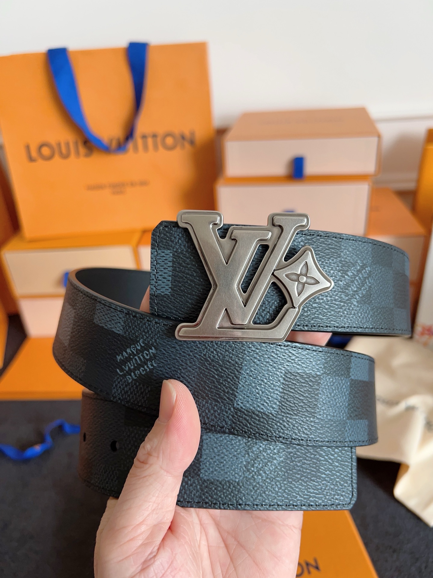 Louis Vuitton 代购级 Lv 驴牌新品 全新 工艺字母搭扣 双面可用 上身效果极佳 质感超好 M8958