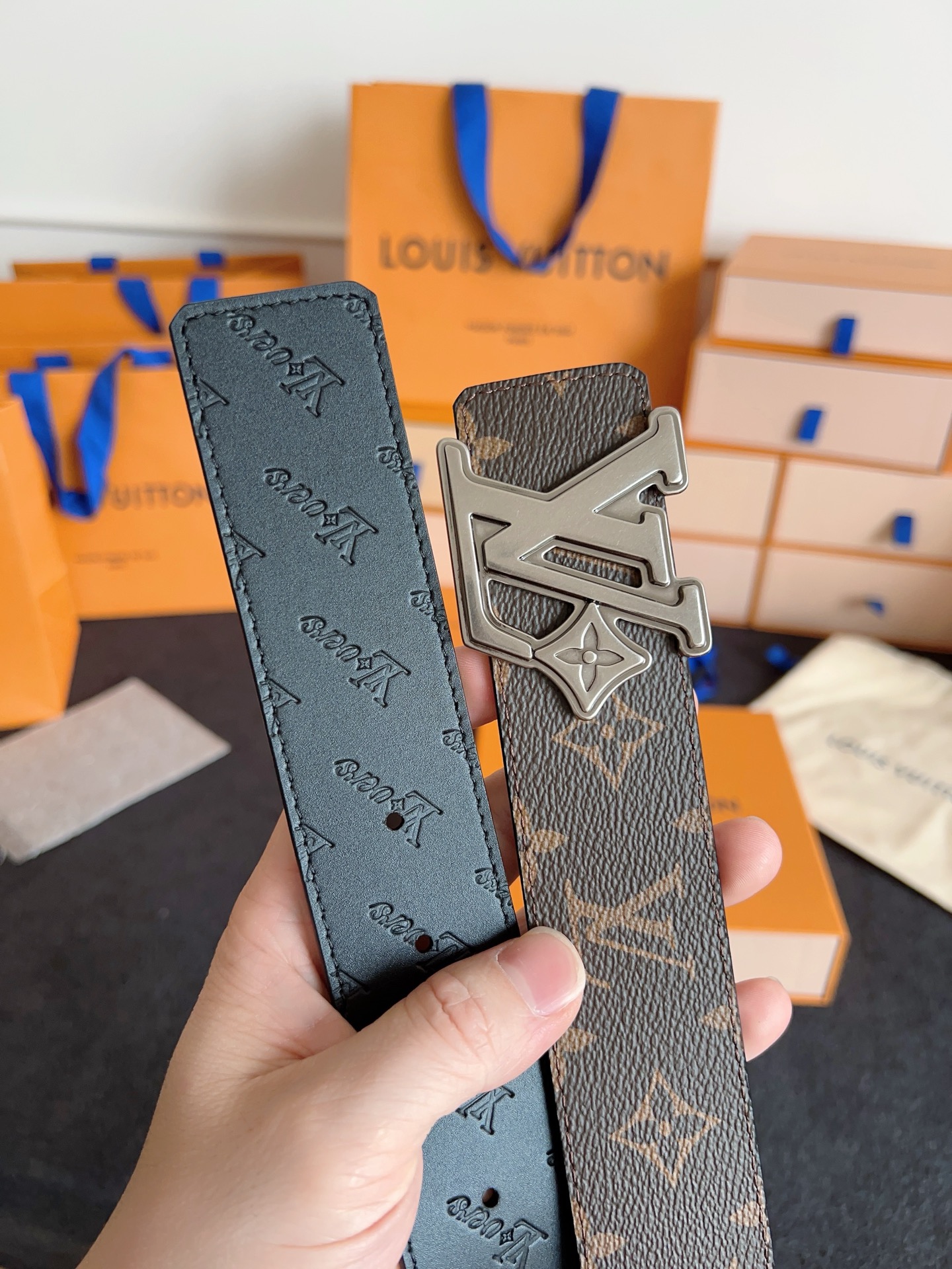 Louis Vuitton 代购级 Lv 驴牌新品 全新 工艺字母搭扣 双面可用 上身效果极佳 质感超好 M4061