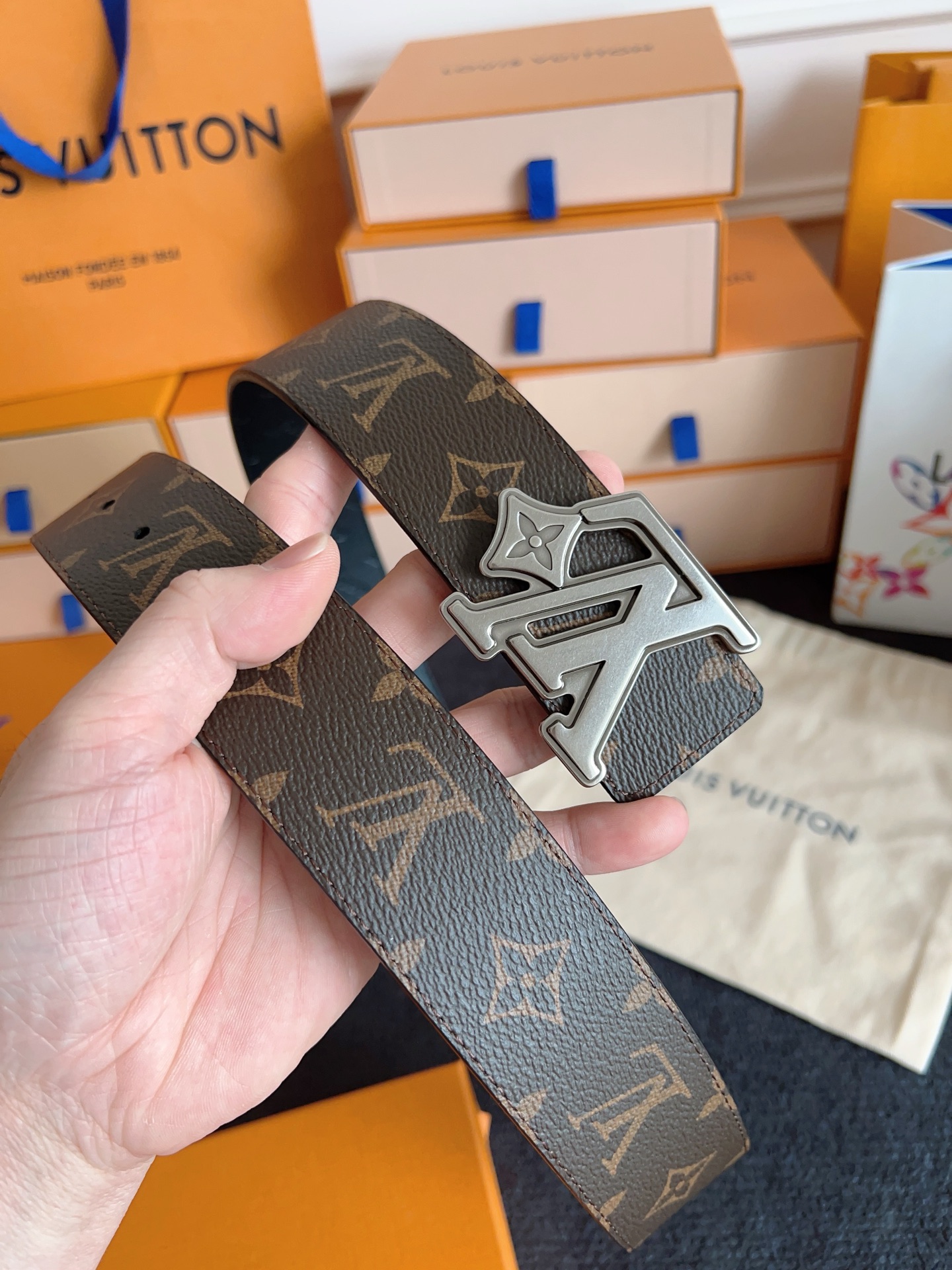 Louis Vuitton 代购级 Lv 驴牌新品 全新 工艺字母搭扣 双面可用 上身效果极佳 质感超好 M4061