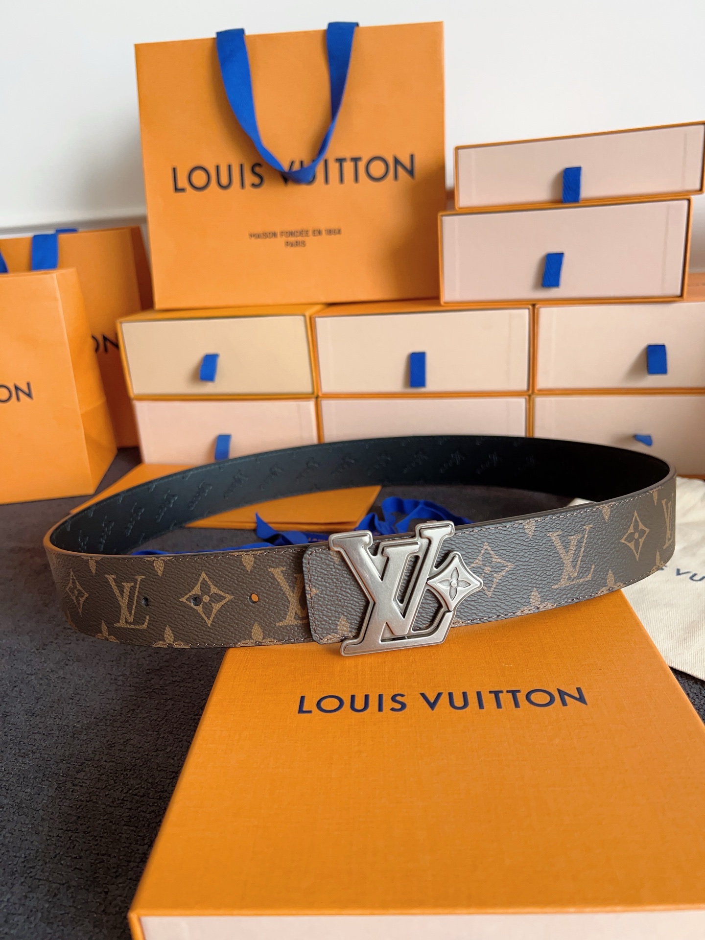 Louis Vuitton 代购级 Lv 驴牌新品 全新 工艺字母搭扣 双面可用 上身效果极佳 质感超好 M4061