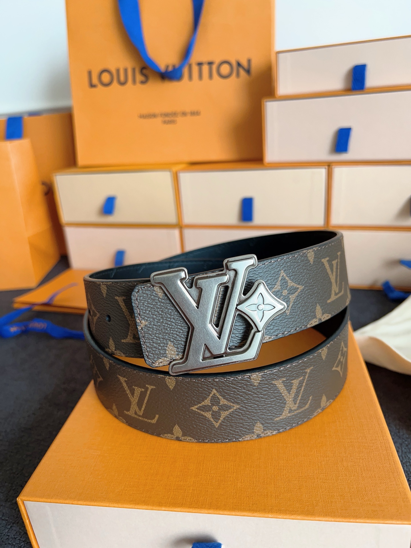 Louis Vuitton 代购级 Lv 驴牌新品 全新 工艺字母搭扣 双面可用 上身效果极佳 质感超好 M4061