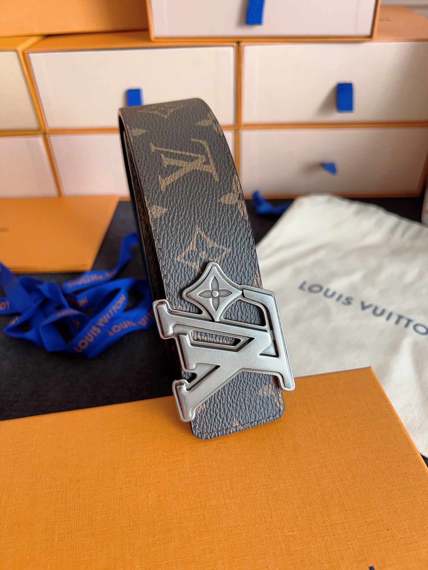 Louis Vuitton 代购级 Lv 驴牌新品 全新 工艺字母搭扣 双面可用 上身效果极佳 质感超好 M4061