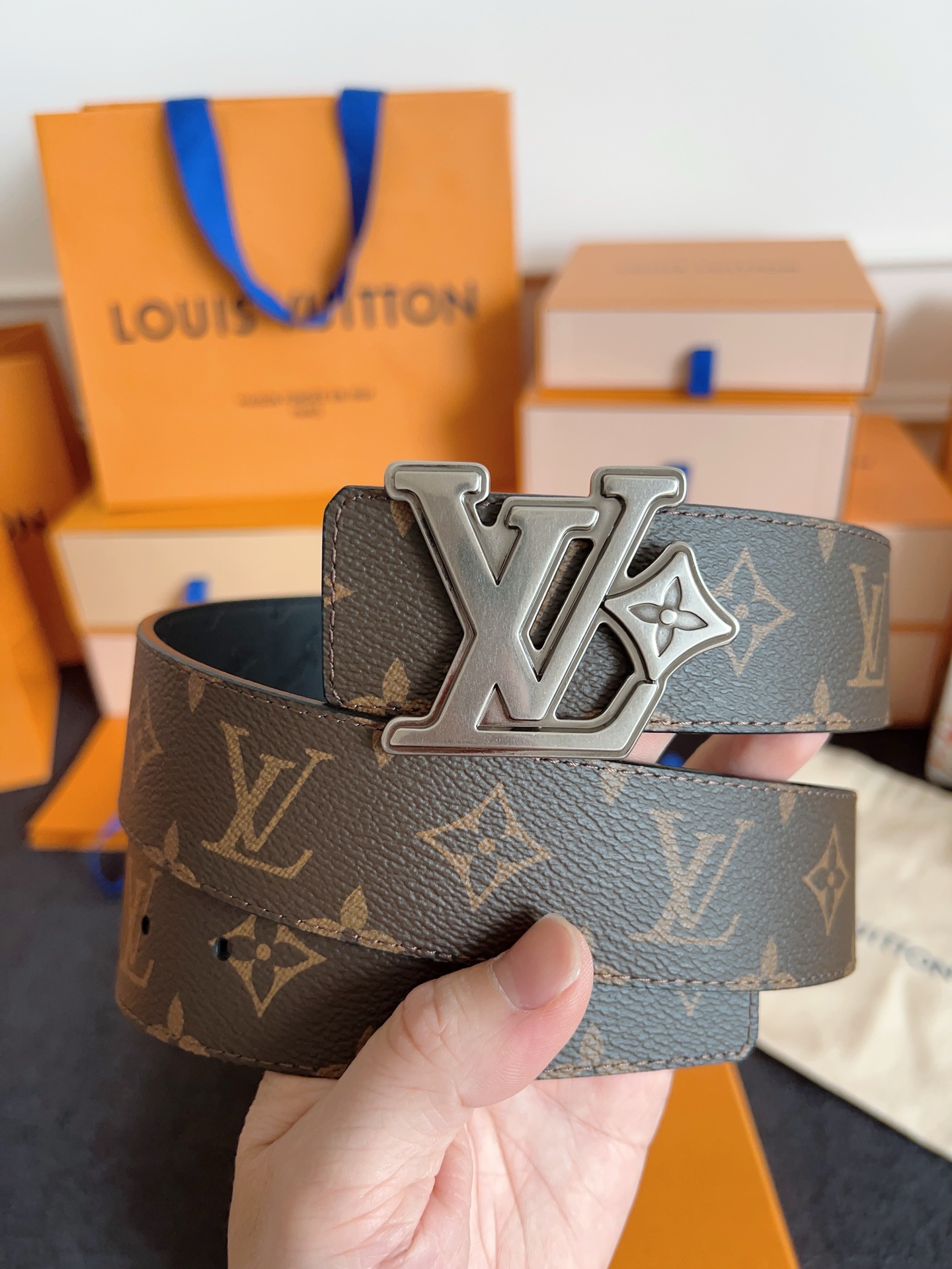 Louis Vuitton 代购级 Lv 驴牌新品 全新 工艺字母搭扣 双面可用 上身效果极佳 质感超好 M4061
