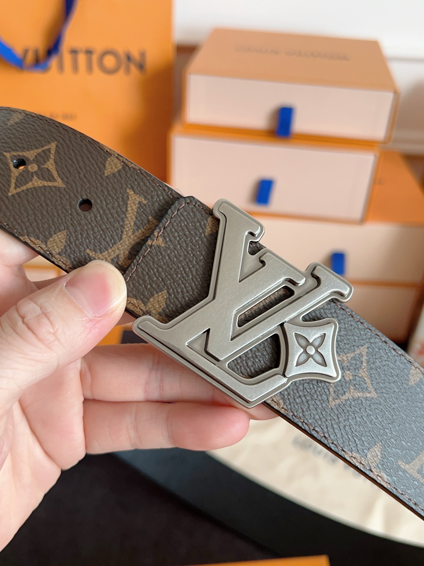 Louis Vuitton 代购级 Lv 驴牌新品 全新 工艺字母搭扣 双面可用 上身效果极佳 质感超好 M4061