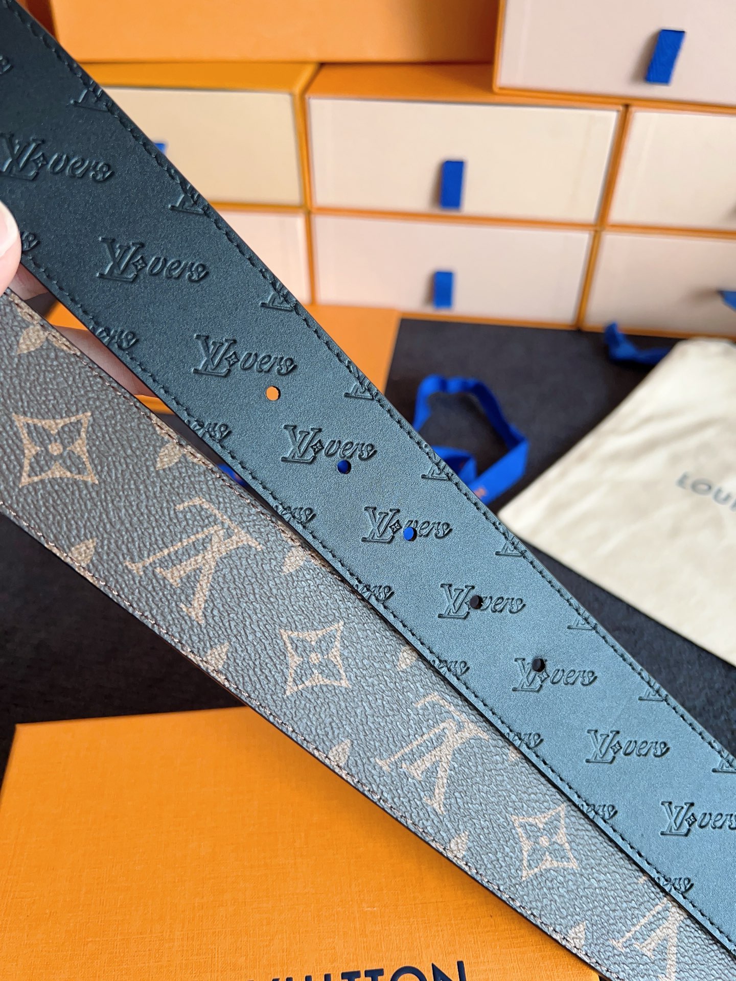 Louis Vuitton 代购级 Lv 驴牌新品 全新 工艺字母搭扣 双面可用 上身效果极佳 质感超好 M4061