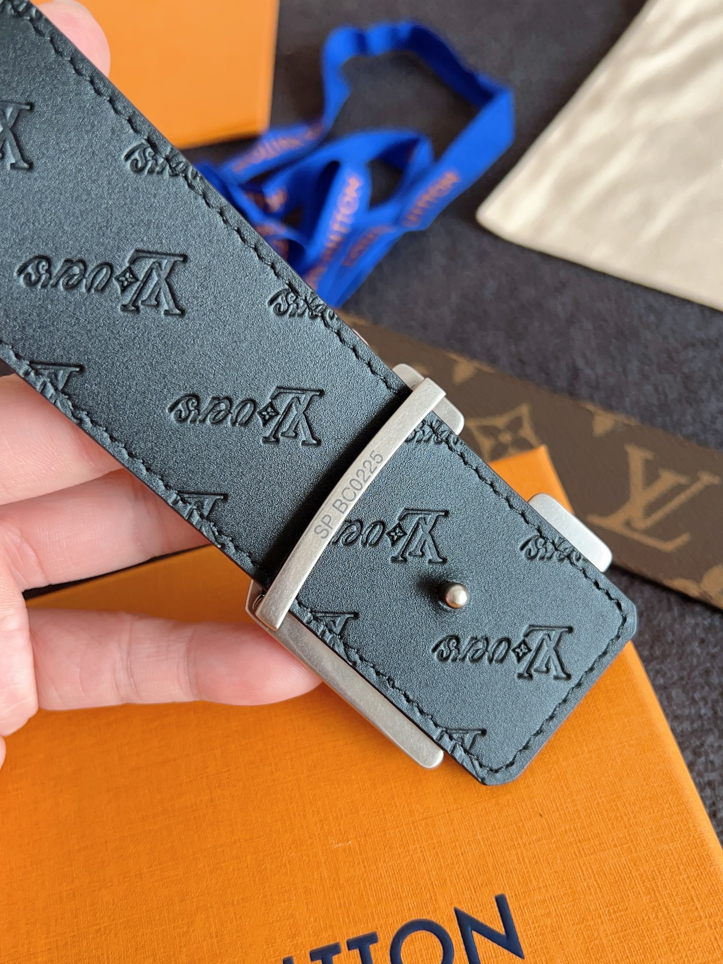 Louis Vuitton 代购级 Lv 驴牌新品 全新 工艺字母搭扣 双面可用 上身效果极佳 质感超好 M4061