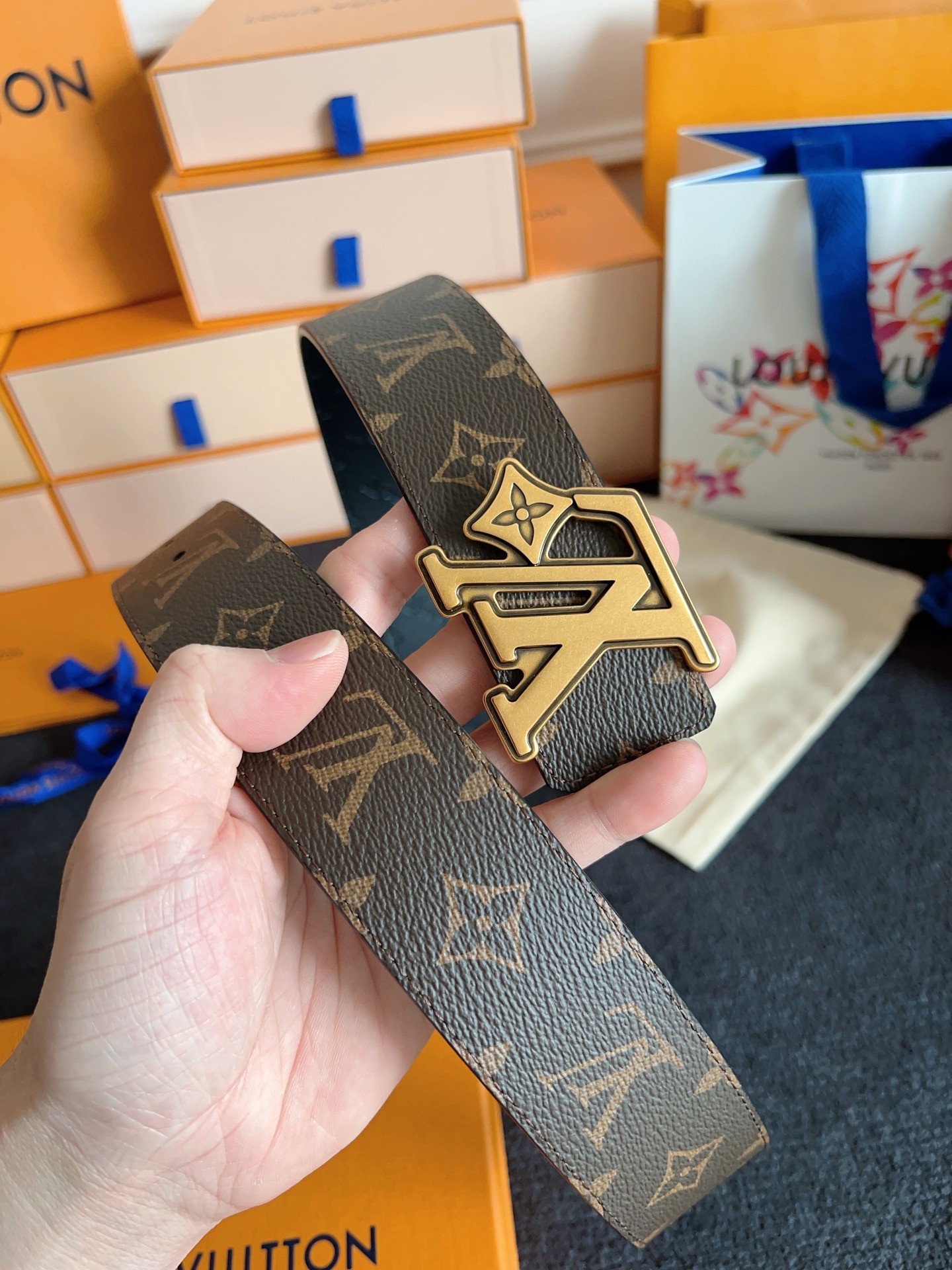 Louis Vuitton 代购级 Lv 驴牌新品 全新 工艺字母搭扣 双面可用 上身效果极佳 质感超好 M4061