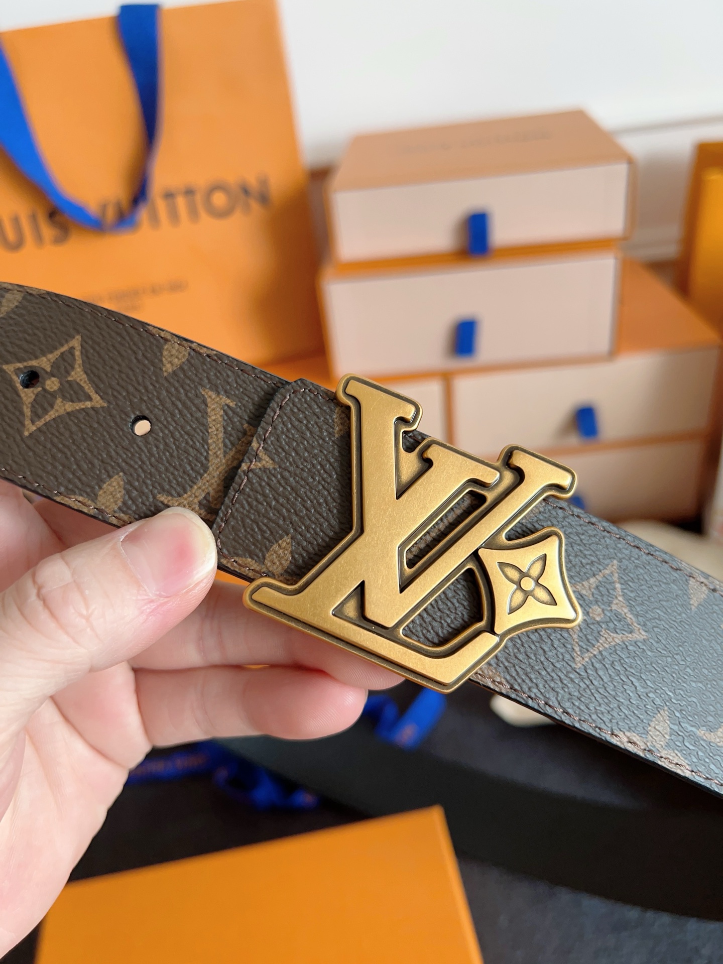 Louis Vuitton 代购级 Lv 驴牌新品 全新 工艺字母搭扣 双面可用 上身效果极佳 质感超好 M4061