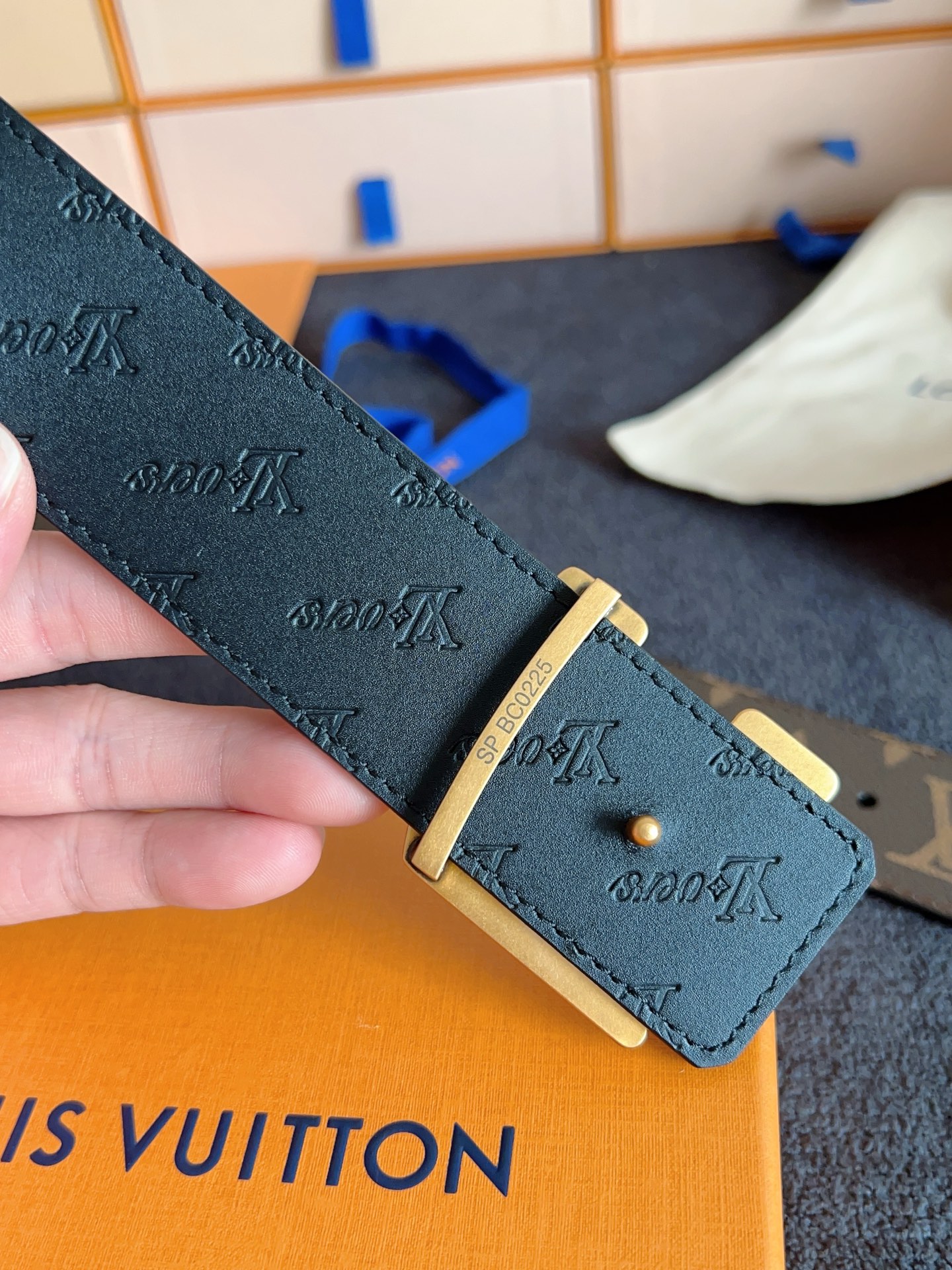 Louis Vuitton 代购级 Lv 驴牌新品 全新 工艺字母搭扣 双面可用 上身效果极佳 质感超好 M4061