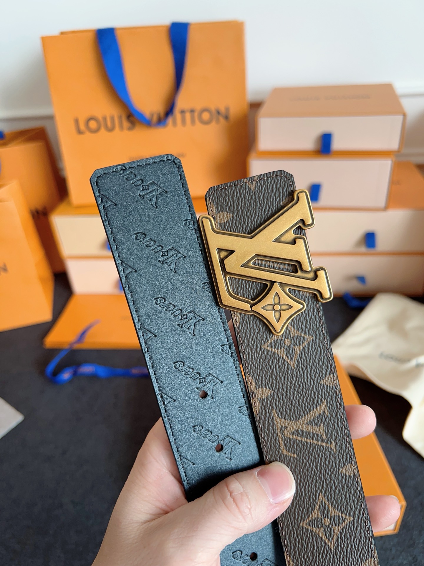 Louis Vuitton 代购级 Lv 驴牌新品 全新 工艺字母搭扣 双面可用 上身效果极佳 质感超好 M4061