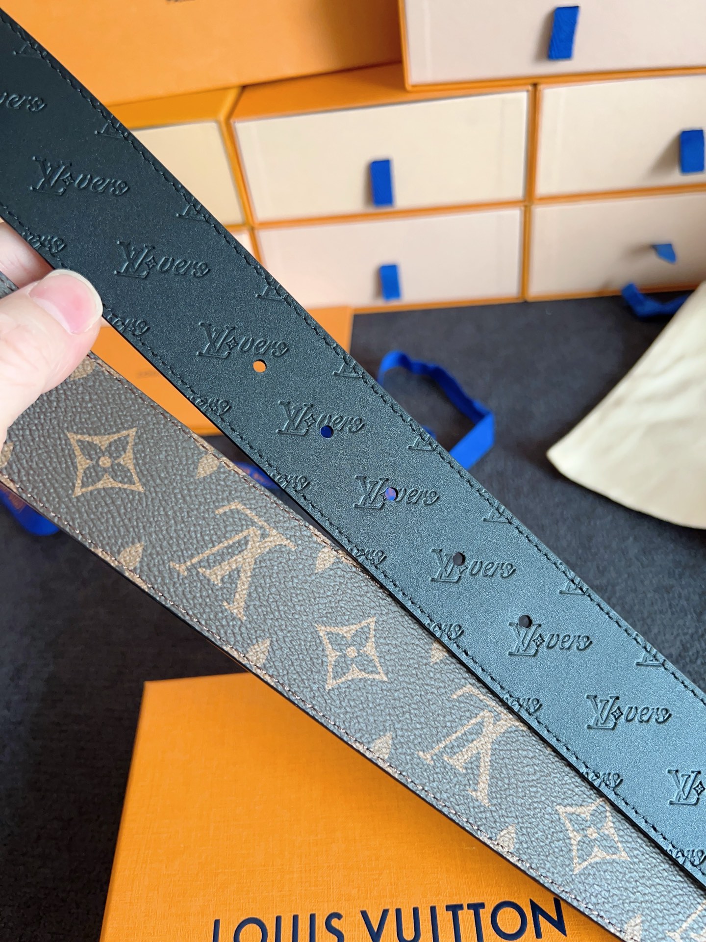Louis Vuitton 代购级 Lv 驴牌新品 全新 工艺字母搭扣 双面可用 上身效果极佳 质感超好 M4061